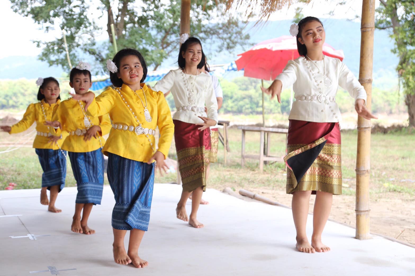 ผู้ตรวจราชการกรม นำคณะสื่อมวลชนเยี่ยมชมหมู่บ้าน OTOP เพื่อการท่องเที่ยวเส้นทางวิถีชีวิตริมแม่น้ำโขงในพื้นที่จังหวัดหนองคาย