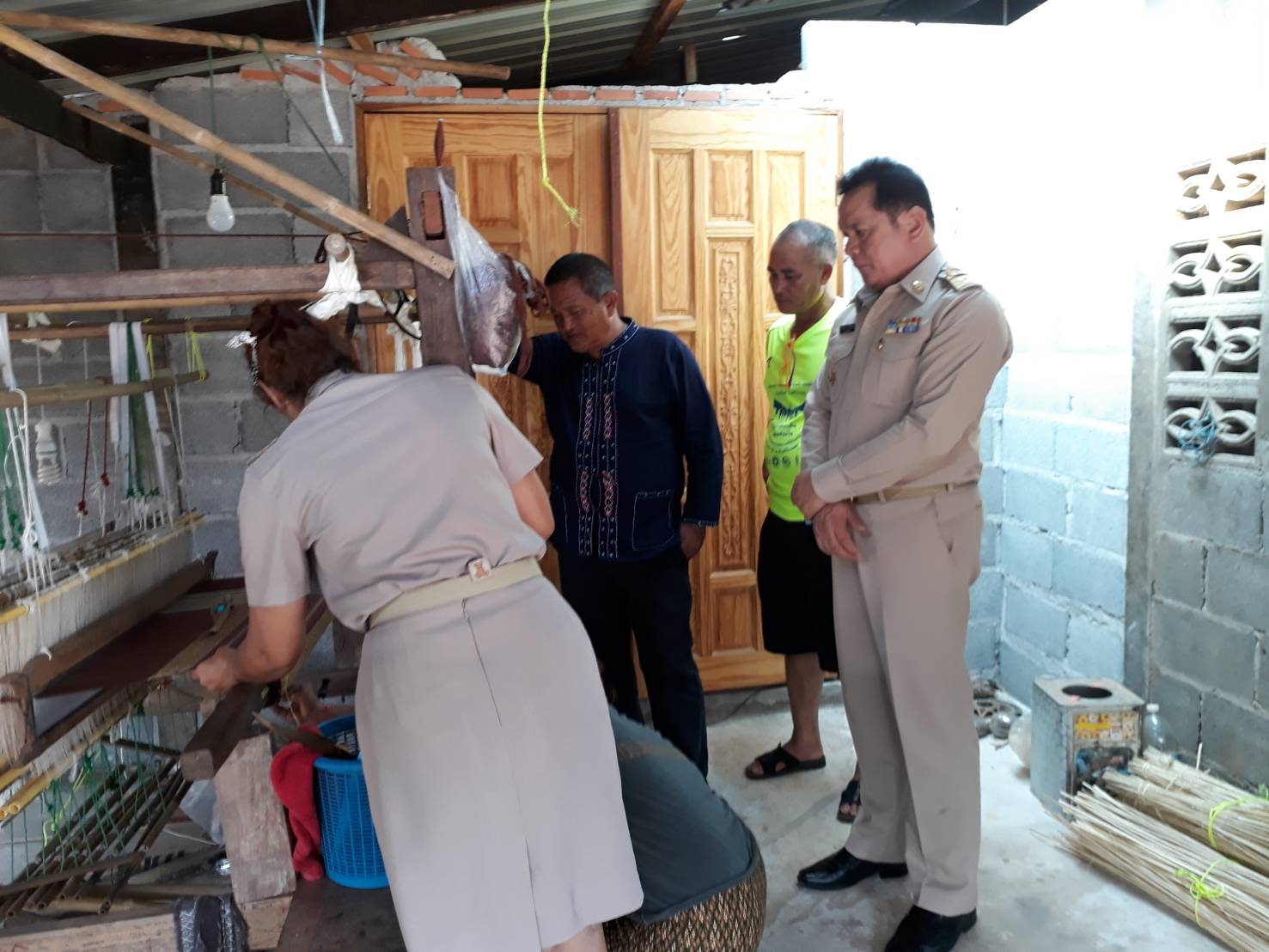 พัฒนาการจังหวัดหนองคาย เยี่ยมกลุ่มทอผ้าบ้านพระบาทนาหงส์ อ.รัตนวาปี