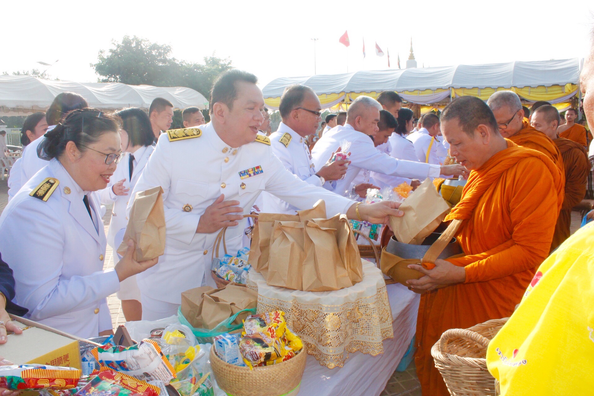 พช.หนองคาย ร่วมพิธีทำบุญตักบาตร เนื่องในวันคล้ายวันสวรรคต พระบาทสมเด็จพระปรมินทรมหาภูมิพลอดุลยเดช บรมนาถบพิตร
