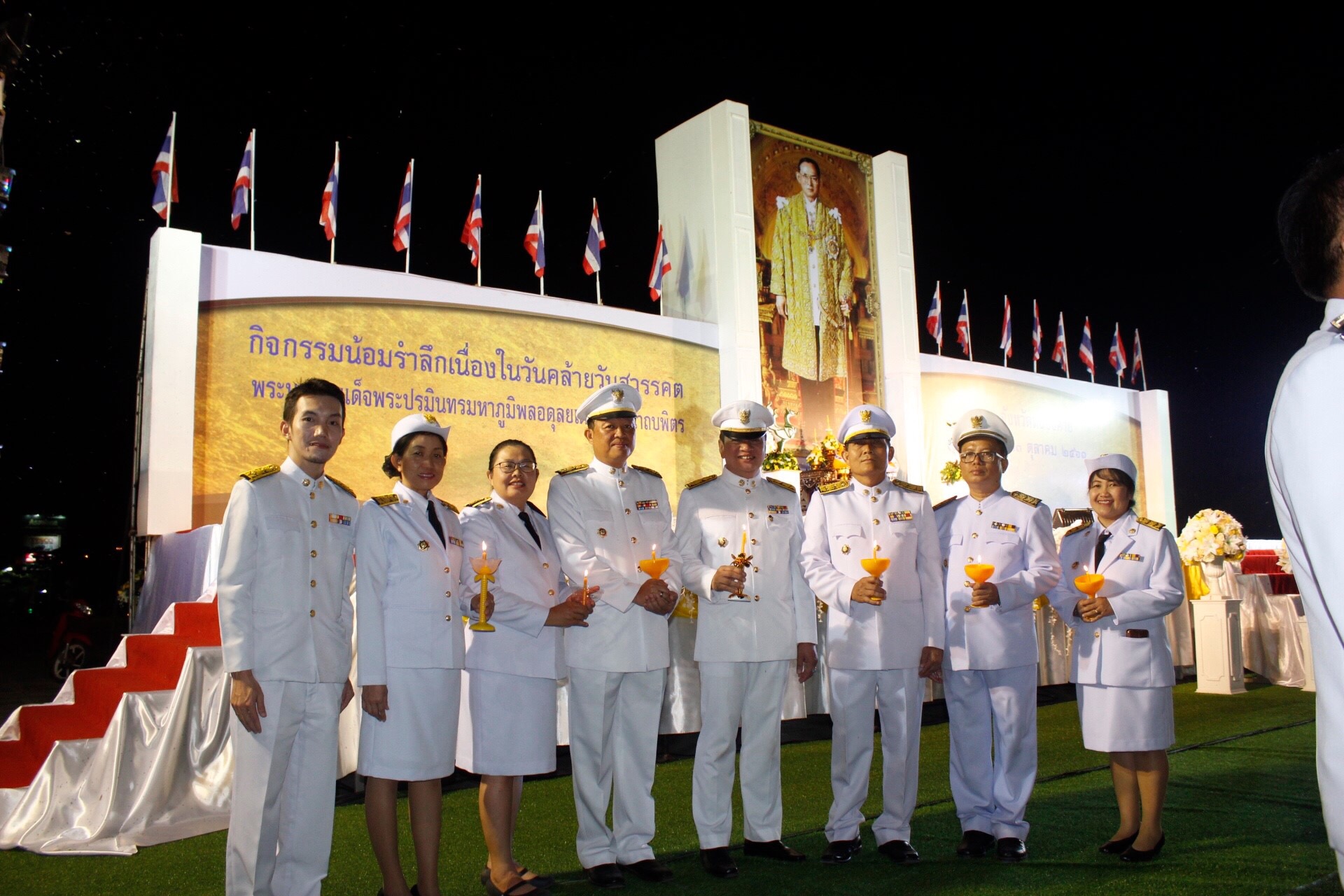 พช.หนองคาย ร่วมพิธีในพิธีถวายบังคมและจุดเทียนเพื่อน้อมรำลึกในพระมหากรุณาธิคุณ พระบาทสมเด็จพระปรมินทรมหาภูมิพลอดุลยเดช บรมนาถบพิตร ♦️