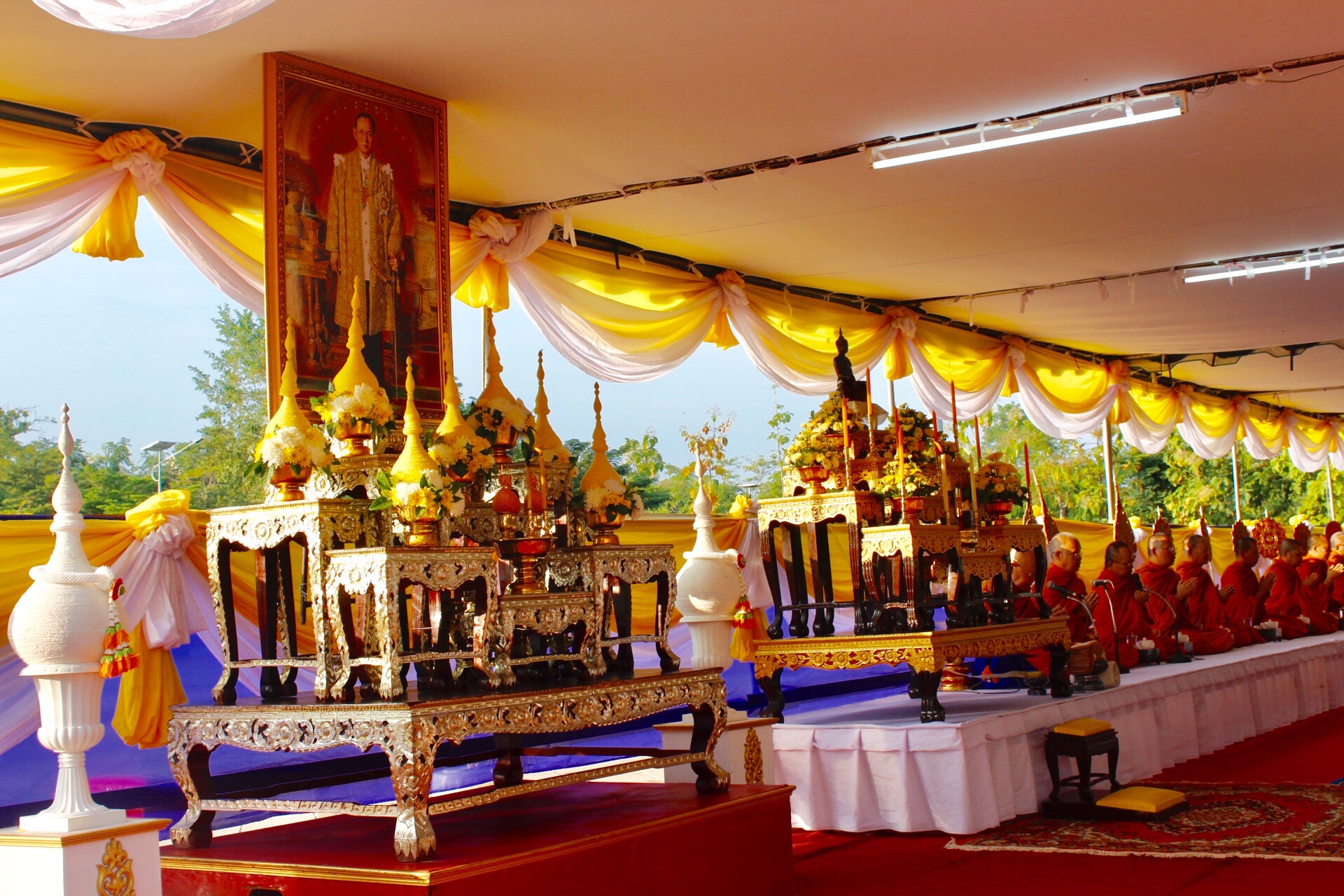 พช.หนองคาย ร่วมพิธีทำบุญตักบาตร เนื่องในวันคล้ายวันสวรรคต พระบาทสมเด็จพระปรมินทรมหาภูมิพลอดุลยเดช บรมนาถบพิตร