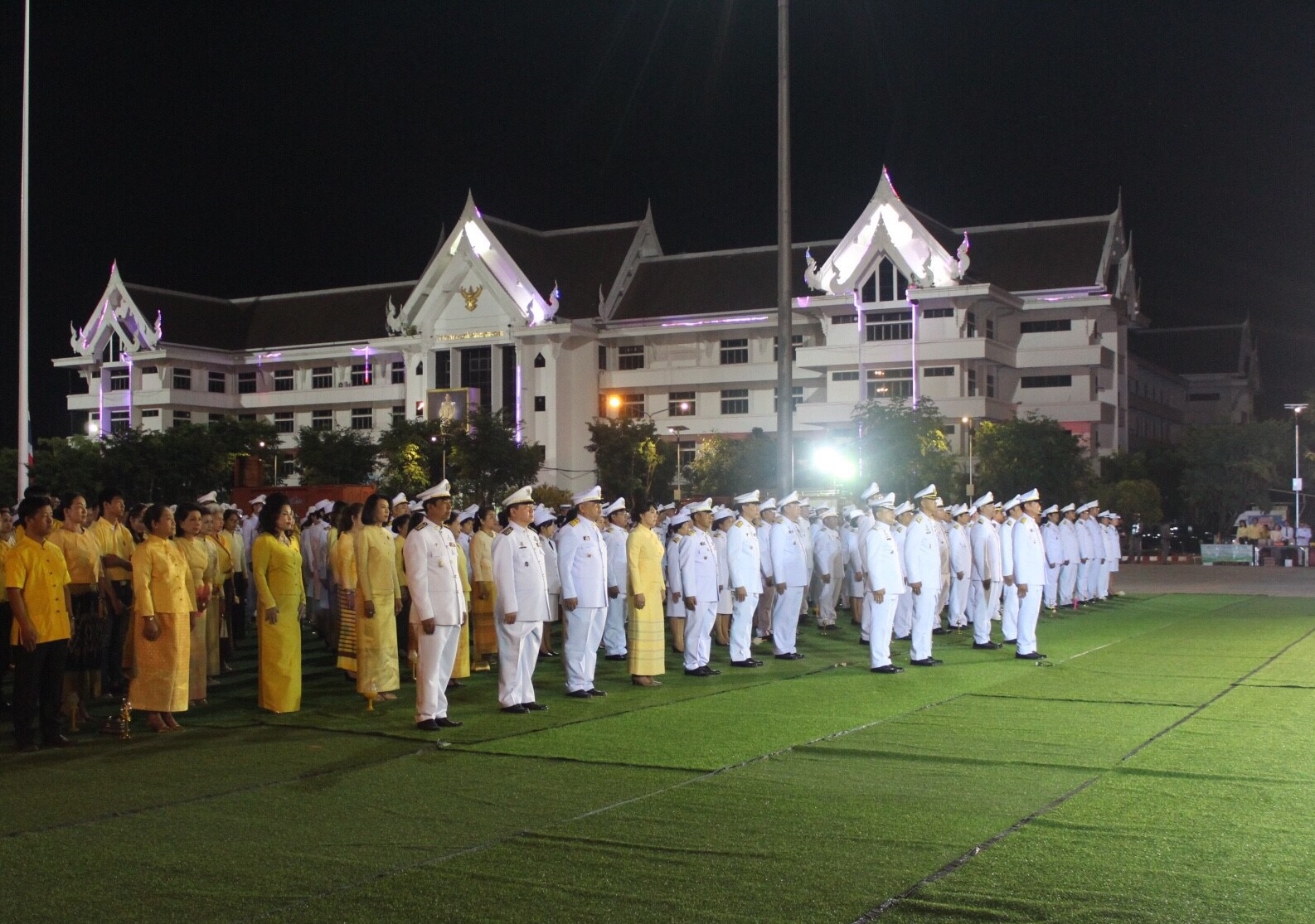 พช.หนองคาย ร่วมพิธีในพิธีถวายบังคมและจุดเทียนเพื่อน้อมรำลึกในพระมหากรุณาธิคุณ พระบาทสมเด็จพระปรมินทรมหาภูมิพลอดุลยเดช บรมนาถบพิตร ♦️