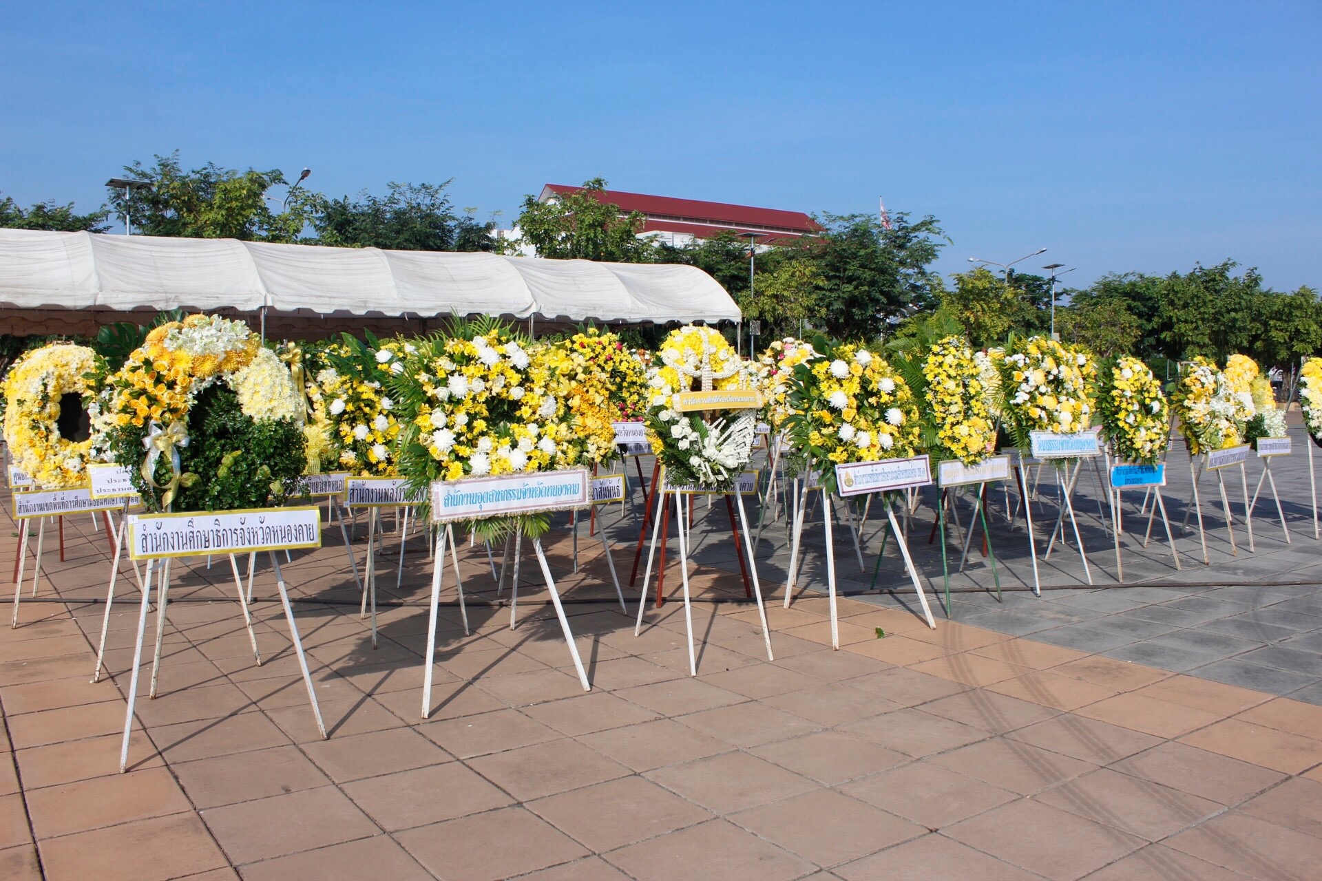 พช.หนองคาย ร่วมพิธีวางพวงมาลาและถวายบังคม เนื่องในวันคล้ายวันสวรรคต พระบาทสมเด็จพระปรมินทรมหาภูมิพลอดุลยเดช บรมนาถบพิตร