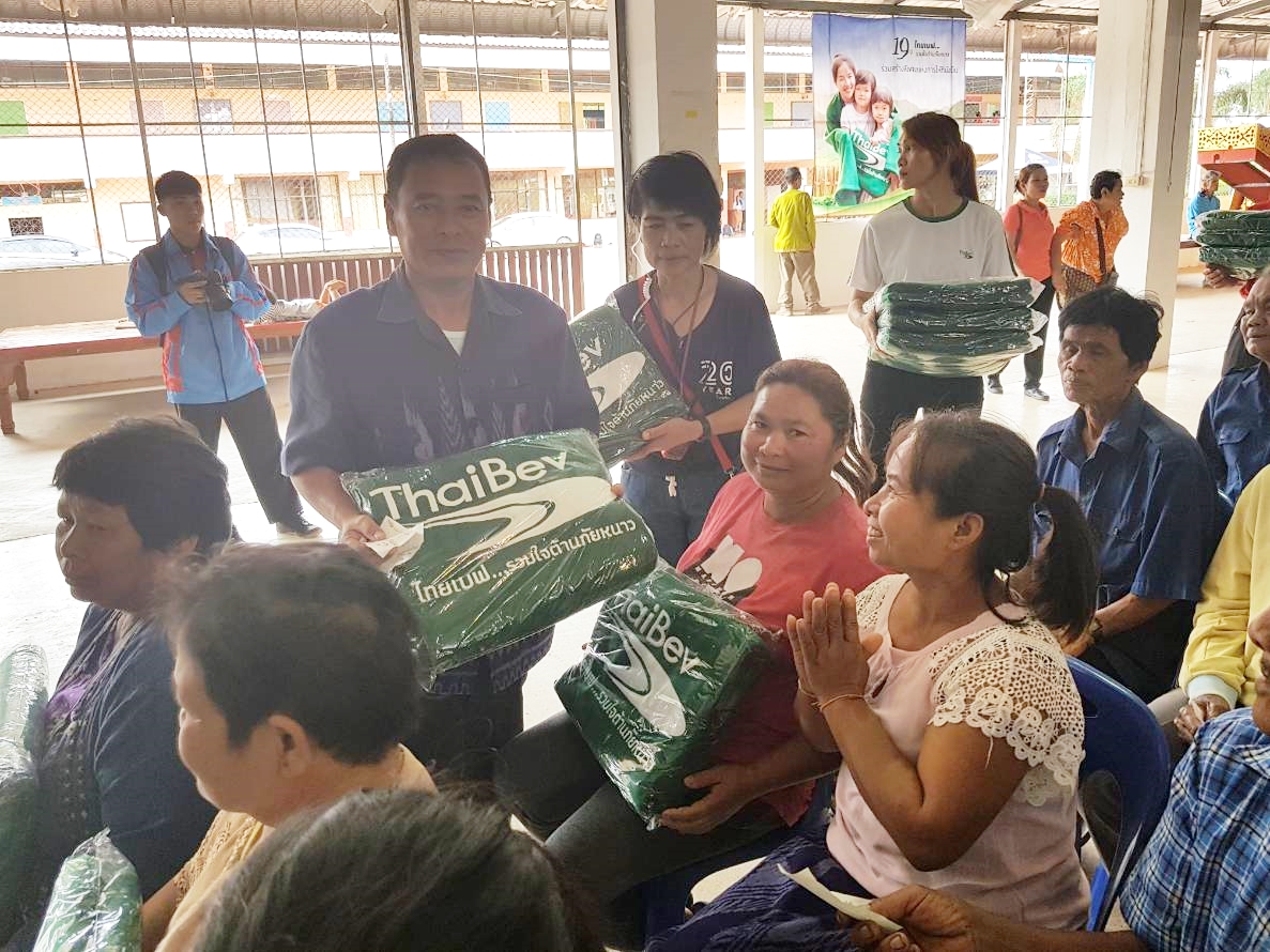 พช.หนองคาย ร่วมกิจกรรมแจกผ้าห่มกันหนาว โครงการไทยเบฟรวมใจต้านภัยหนาว