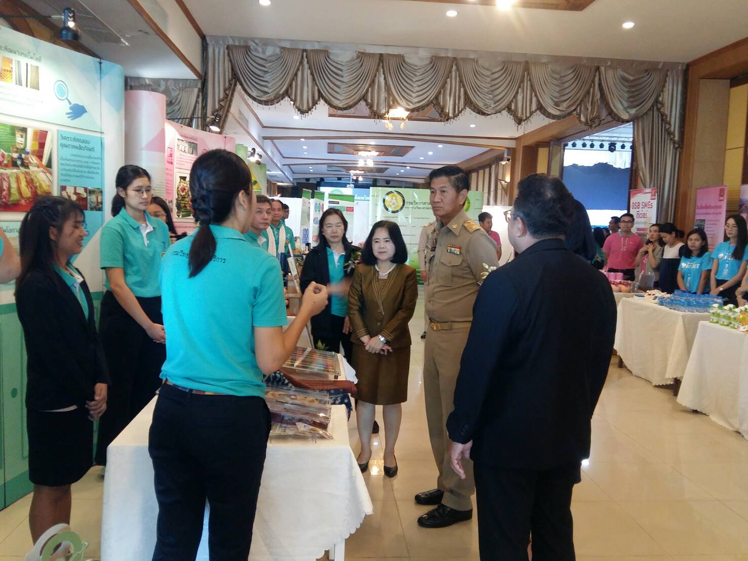 พจ.หนองคาย ร่วมเป็นเกียรติเปิดการสัมมนาเชิงปฏิบัติการ เรื่อง”การส่งเสริมศักยภาพผู้ประกอบการ OTOP วิสาหกิจขนาดกลางและขนาดย่อมวิสาหกิจชุมชนเพื่อสร้างความสามารถในการแข่งขันของประเทศ”