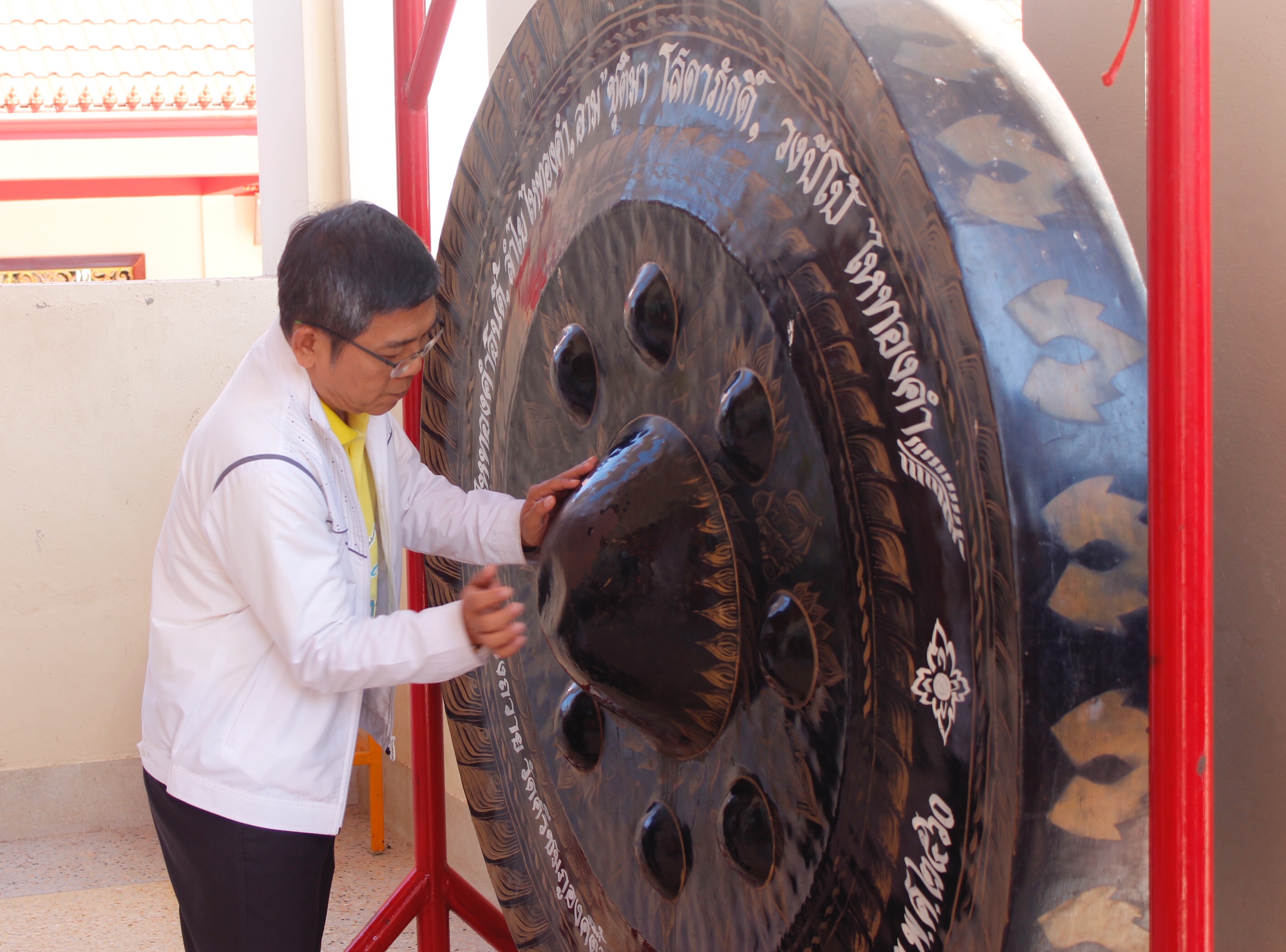 ผู้ตรวจฯ กรม พช. สักการะ หลวงพ่อองค์ตื้อ