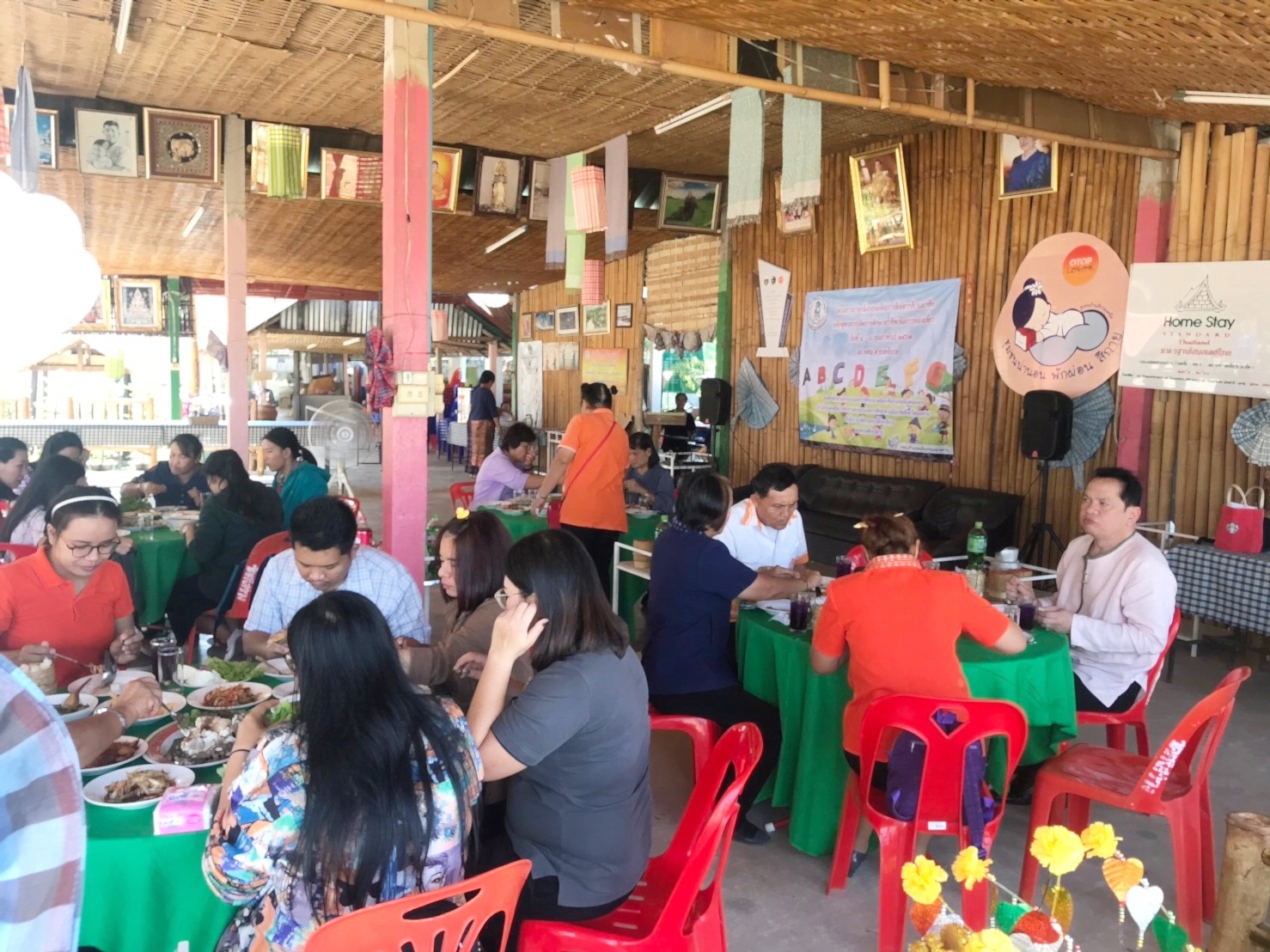 พจ.หนองคาย นำทีมงาน เยี่ยมชมการดำเนินงานหมู่บ้านท่องเที่ยว OTOP นวัตวิถี บ้านสีกาย