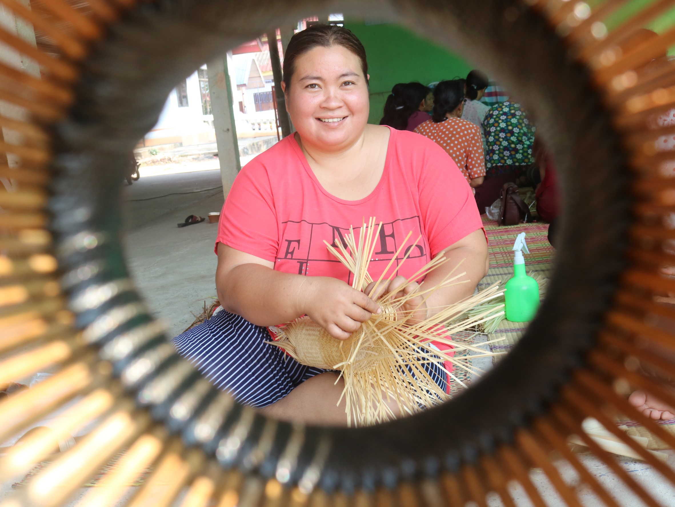 กรมการพัฒนาชุมชน เก็บข้อมูลและถ่ายทำวีดีทัศน์การดำเนินงานกลุ่มจักสานบ้านบง หมู่ที่ 4 ตำบลสีกาย อำเภอเมืองหนองคาย จังหวัดหนองคาย