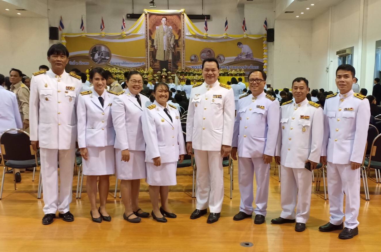 พช.หนองคาย … ร่วมพิธีวางพานพุ่มดอกไม้สด ถวายแด่พระบาทสมเด็จพระปรมินทรมหาภูมิพลอดุลยเดชบรมนาถบพิตร เนื่องในวันพระบิดาแห่งมาตรฐานการช่างไทย และวันมาตรฐานฝีมือแรงงานแห่งชาติ ประจำปี 2562