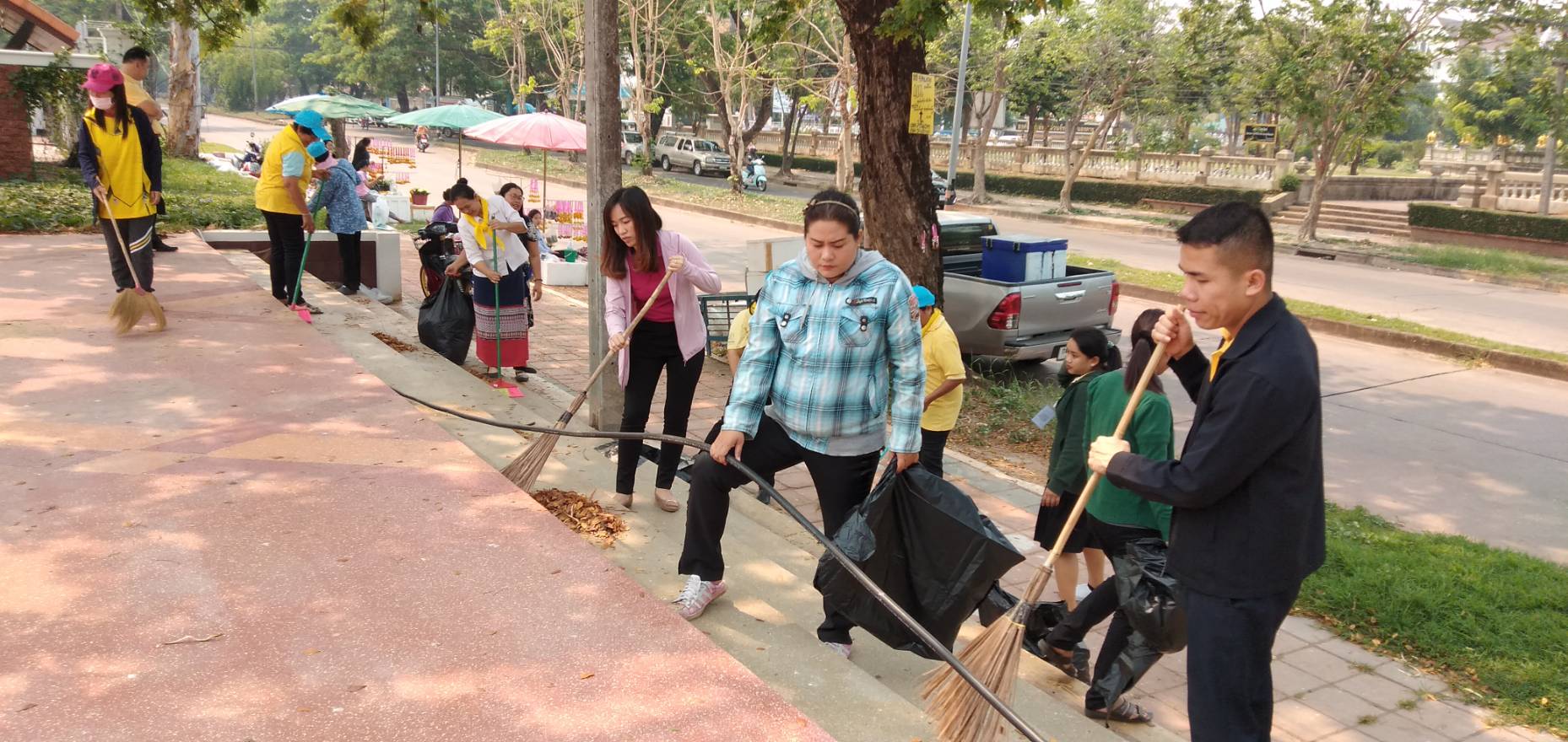 พช.หนองคาย ทำความสะอาดบริเวณถนนด้านหน้าศูนย์ OTOP ตามโครงการบ้านสวย เมืองงาม “หนองคายเมืองท่องเที่ยวและน่าอยู่ ริมฝั่งโขง”