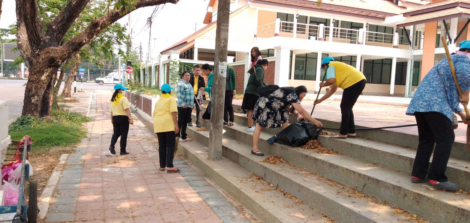 พช.หนองคาย ทำความสะอาดบริเวณถนนด้านหน้าศูนย์ OTOP ตามโครงการบ้านสวย เมืองงาม “หนองคายเมืองท่องเที่ยวและน่าอยู่ ริมฝั่งโขง”