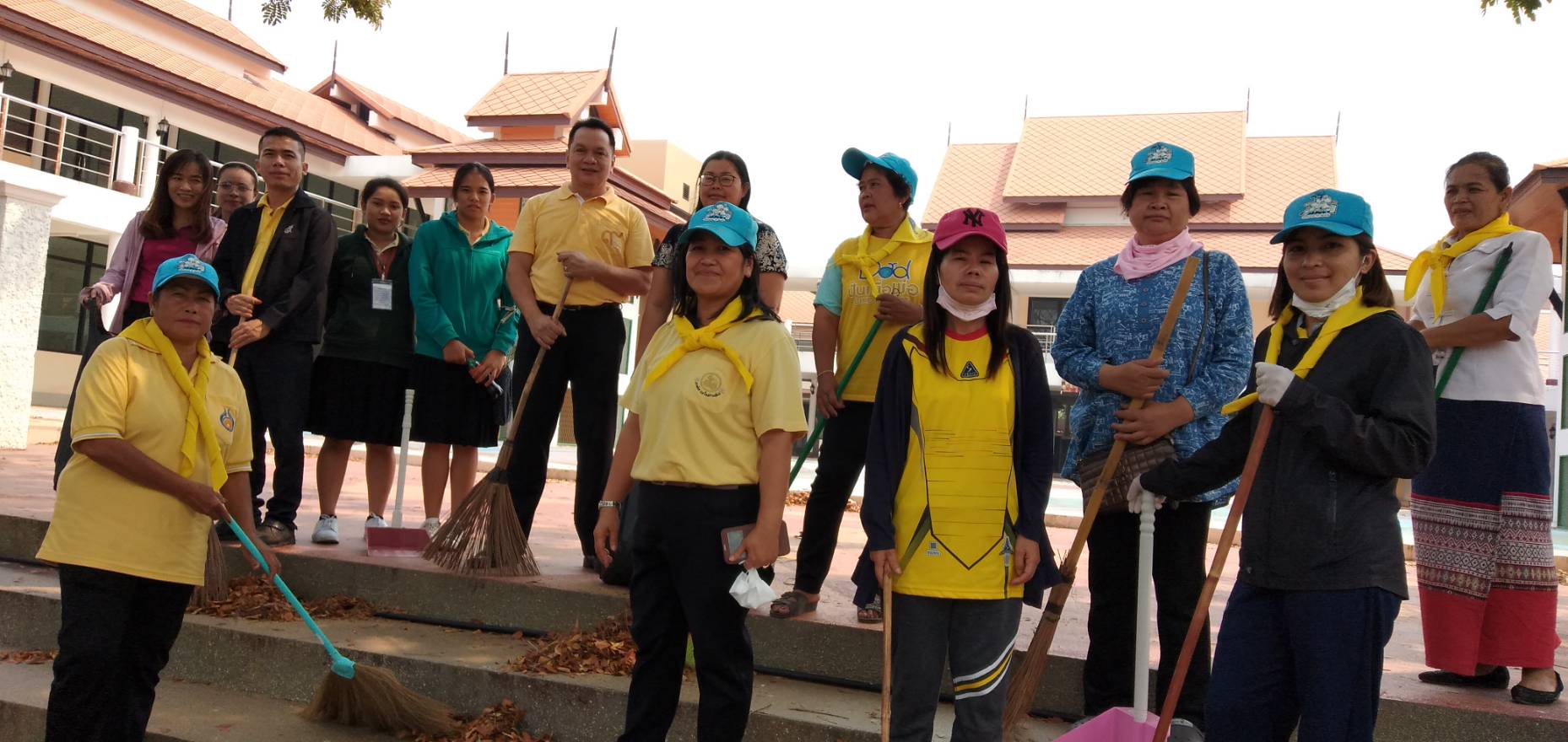 พช.หนองคาย ทำความสะอาดบริเวณถนนด้านหน้าศูนย์ OTOP ตามโครงการบ้านสวย เมืองงาม “หนองคายเมืองท่องเที่ยวและน่าอยู่ ริมฝั่งโขง”