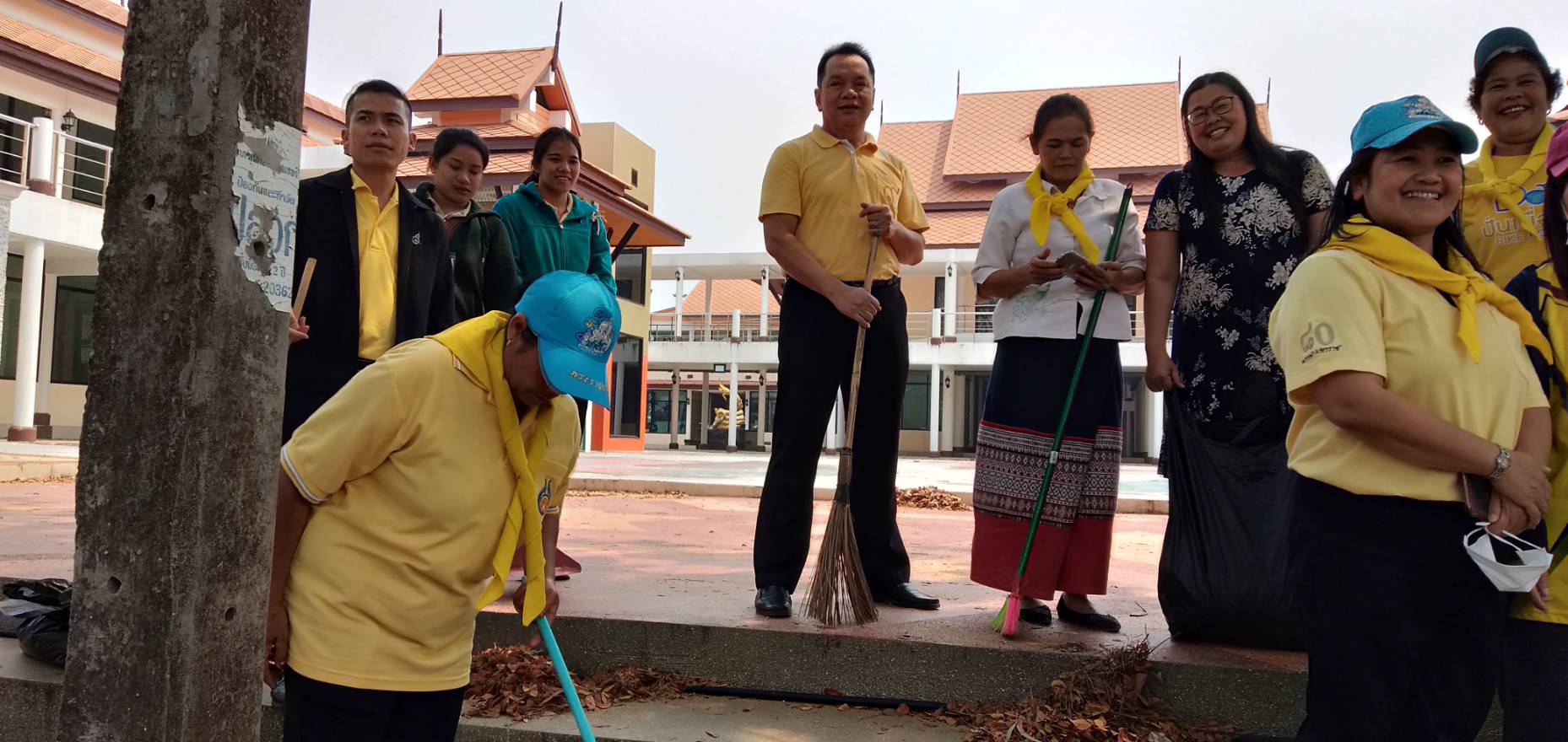 พช.หนองคาย ทำความสะอาดบริเวณถนนด้านหน้าศูนย์ OTOP ตามโครงการบ้านสวย เมืองงาม “หนองคายเมืองท่องเที่ยวและน่าอยู่ ริมฝั่งโขง”