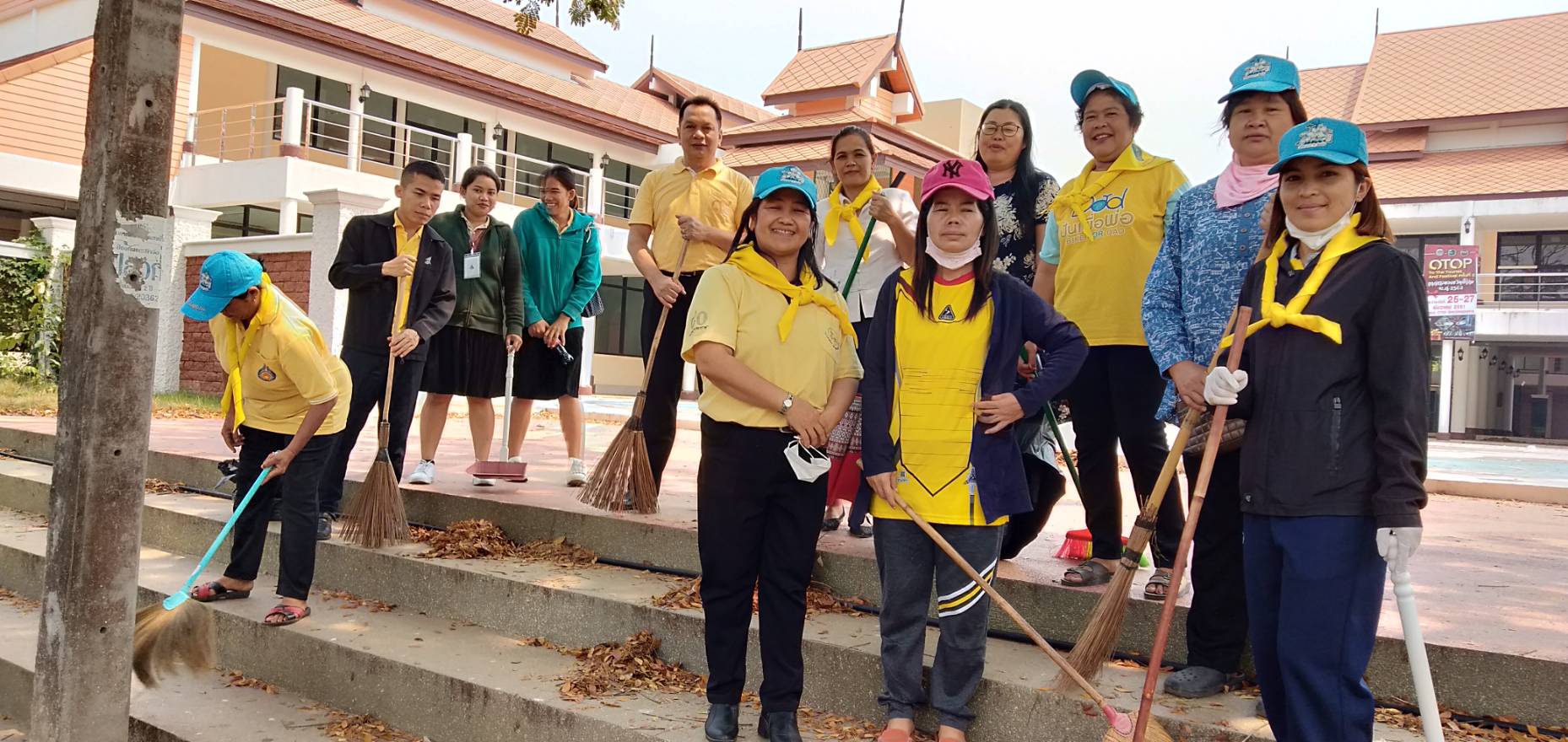 พช.หนองคาย ทำความสะอาดบริเวณถนนด้านหน้าศูนย์ OTOP ตามโครงการบ้านสวย เมืองงาม “หนองคายเมืองท่องเที่ยวและน่าอยู่ ริมฝั่งโขง”