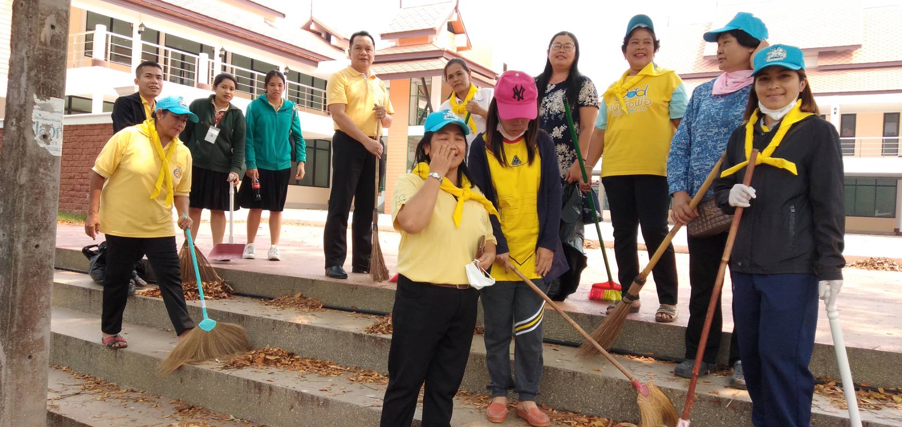 พช.หนองคาย ทำความสะอาดบริเวณถนนด้านหน้าศูนย์ OTOP ตามโครงการบ้านสวย เมืองงาม “หนองคายเมืองท่องเที่ยวและน่าอยู่ ริมฝั่งโขง”
