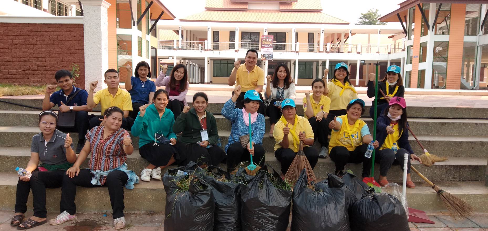 พช.หนองคาย ทำความสะอาดบริเวณถนนด้านหน้าศูนย์ OTOP ตามโครงการบ้านสวย เมืองงาม “หนองคายเมืองท่องเที่ยวและน่าอยู่ ริมฝั่งโขง”