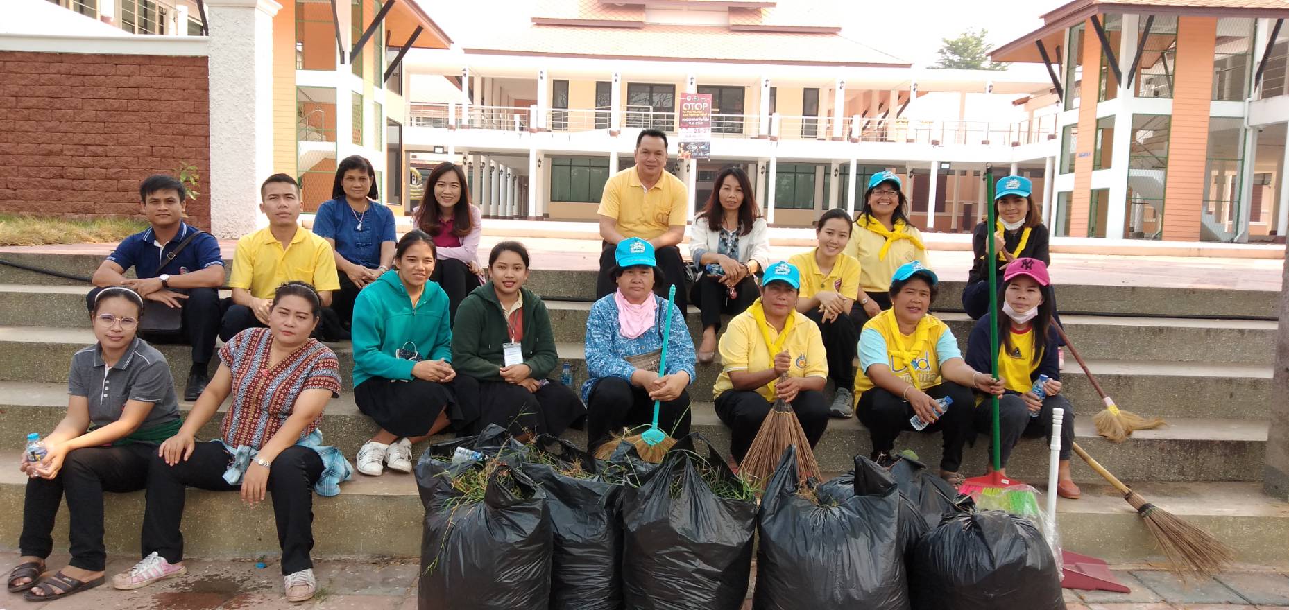 พช.หนองคาย ทำความสะอาดบริเวณถนนด้านหน้าศูนย์ OTOP ตามโครงการบ้านสวย เมืองงาม “หนองคายเมืองท่องเที่ยวและน่าอยู่ ริมฝั่งโขง”