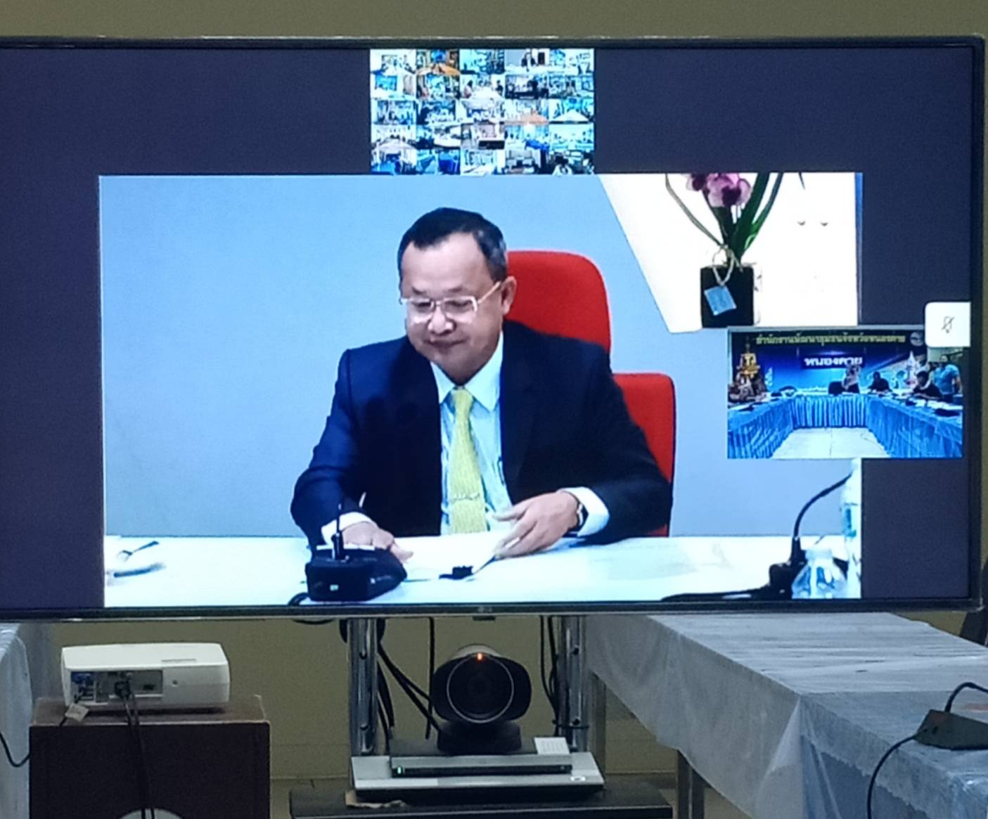 พัฒนาการจังหวัดหนองคาย นำทีมงาน รับฟังการประชุมติดตามประเมินผลการดำเนินงานตัวชี้วัดตามมาตรการปรับปรุงประสิทธิภาพในการปฏิบัติราชการ ประจำปีงบประมาณ พ.ศ. 2562