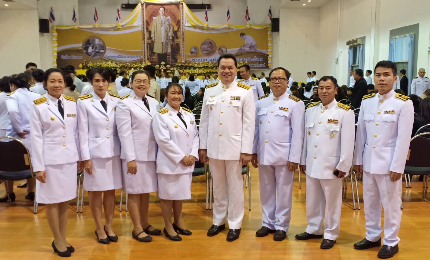 พช.หนองคาย … ร่วมพิธีวางพานพุ่มดอกไม้สด ถวายแด่พระบาทสมเด็จพระปรมินทรมหาภูมิพลอดุลยเดชบรมนาถบพิตร เนื่องในวันพระบิดาแห่งมาตรฐานการช่างไทย และวันมาตรฐานฝีมือแรงงานแห่งชาติ ประจำปี 2562