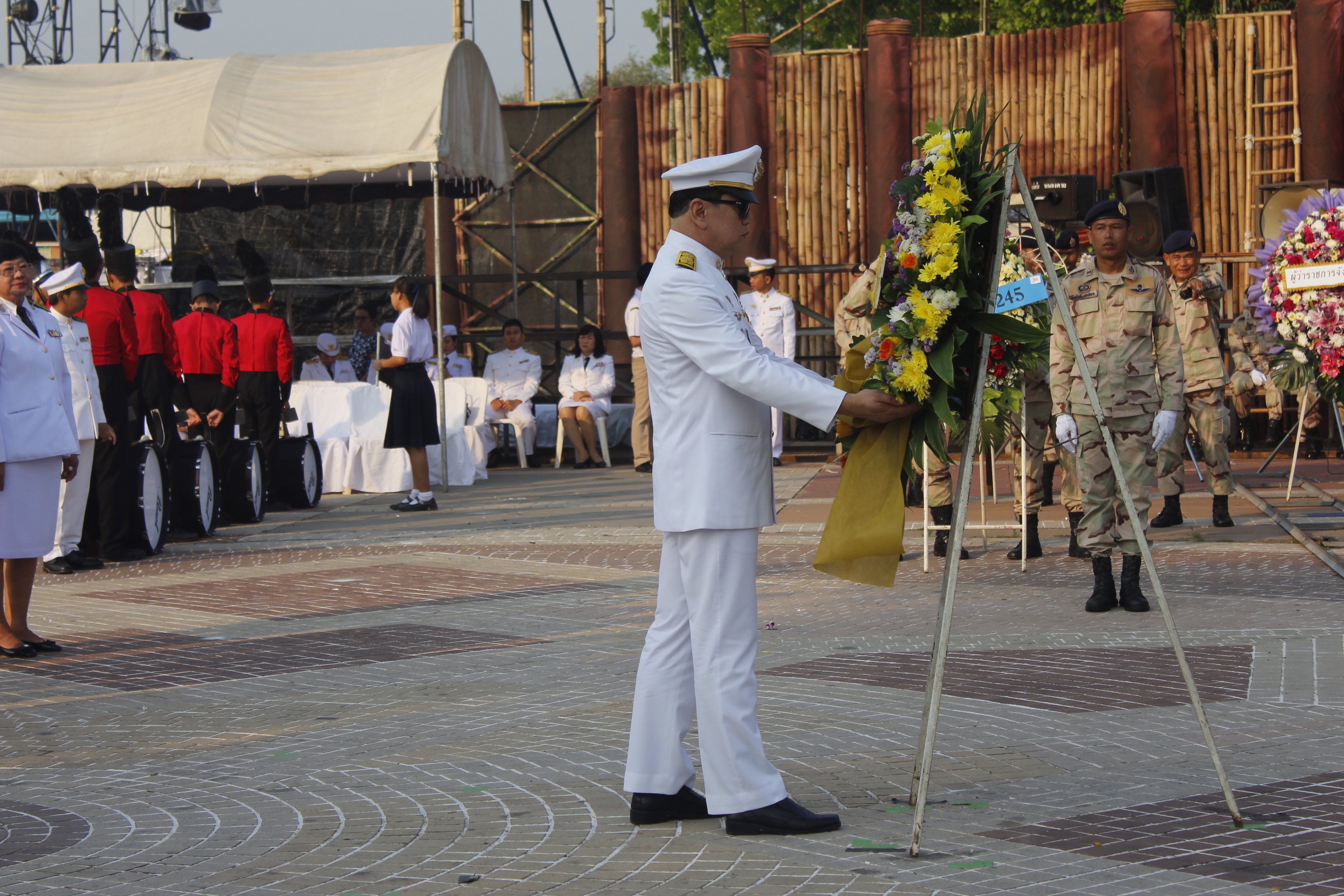 พช.หนองคาย ร่วมพิธีวางพวงมาลา สักการะสถูปอัฐิทหาร อนุสาวรีย์ปราบฮ่อ ในงานฉลองอนุสาวรีย์ปราบฮ่อ ใต้ร่มพระบารมี 192 ปี เมืองหนองคาย และงานกาชาด ประจำปี 2562