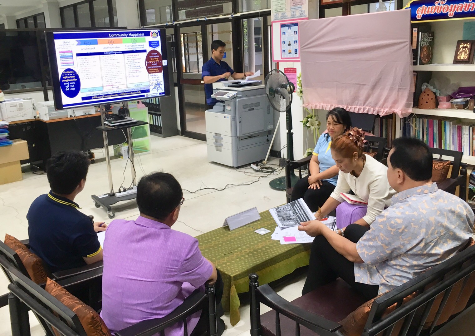 หนองคาย …ร่วมประชุมตัวชี้วัดผลสำเร็จของการพัฒนาหมู่บ้านเศรษฐกิจพอเพียง และการส่งเสริมอาชีพให้ผู้ผ่านการบำบัดยาเสพติด ผ่านระบบวีดิทัศน์ทางไกล (Video Conference)