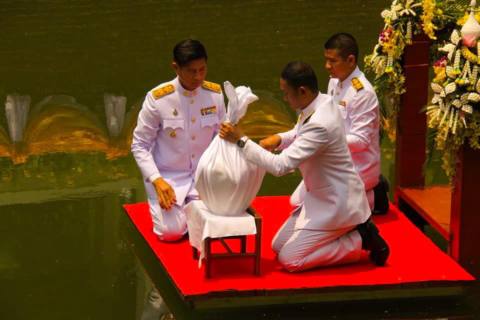 พช.หนองคาย ร่วมพิธีพลีกรรมตักน้ำศักดิ์สิทธิ์สระมุจลินท์ ประกอบพิธีน้ำอภิเษกของจังหวัด