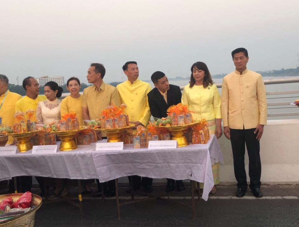 พจ.หนองคาย ร่วมกิจกรรมตักบาตรสองแผ่นดิน ในงานฉลองวันครบรอบ 25 ปี สะพานมิตรภาพไทย – ลาว แห่งที่ 1