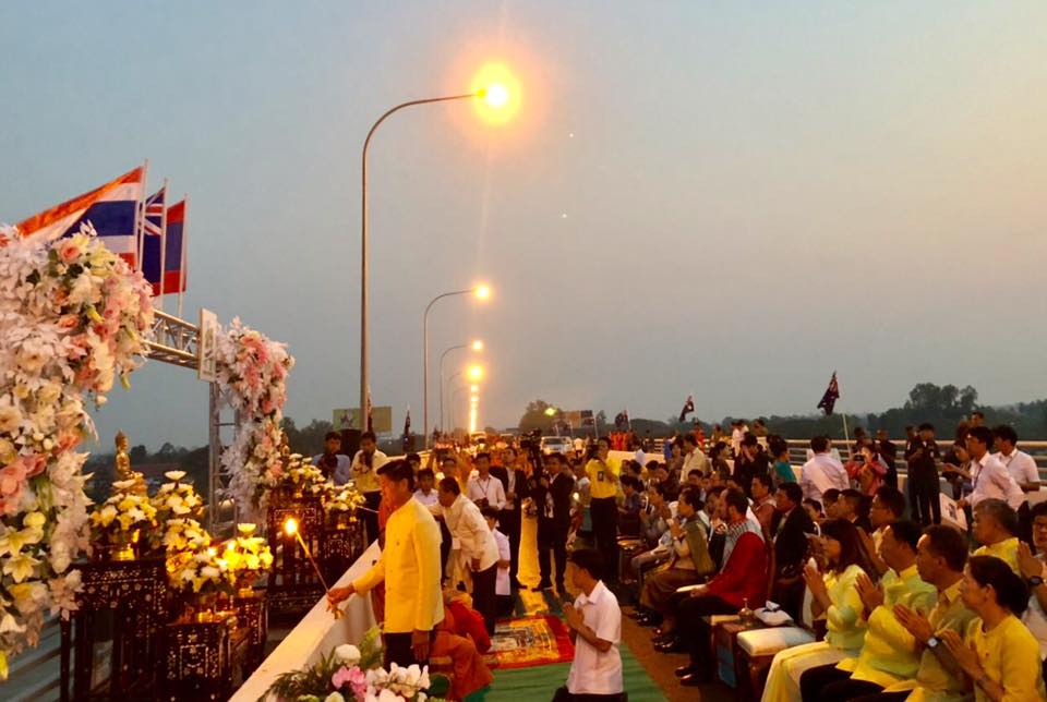 พจ.หนองคาย ร่วมกิจกรรมตักบาตรสองแผ่นดิน ในงานฉลองวันครบรอบ 25 ปี สะพานมิตรภาพไทย – ลาว แห่งที่ 1