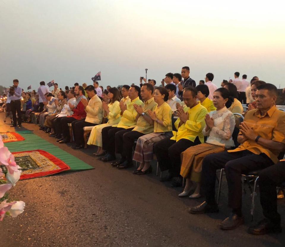 พจ.หนองคาย ร่วมกิจกรรมตักบาตรสองแผ่นดิน ในงานฉลองวันครบรอบ 25 ปี สะพานมิตรภาพไทย – ลาว แห่งที่ 1