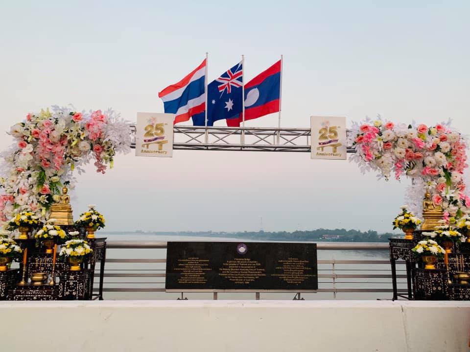 พจ.หนองคาย ร่วมกิจกรรมตักบาตรสองแผ่นดิน ในงานฉลองวันครบรอบ 25 ปี สะพานมิตรภาพไทย – ลาว แห่งที่ 1