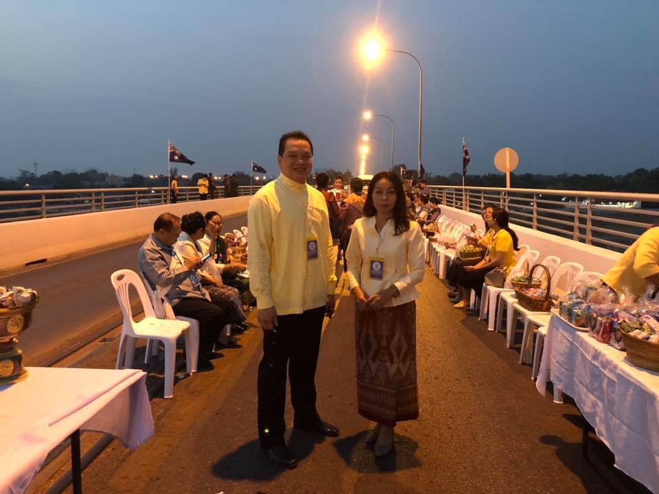 พจ.หนองคาย ร่วมกิจกรรมตักบาตรสองแผ่นดิน ในงานฉลองวันครบรอบ 25 ปี สะพานมิตรภาพไทย – ลาว แห่งที่ 1