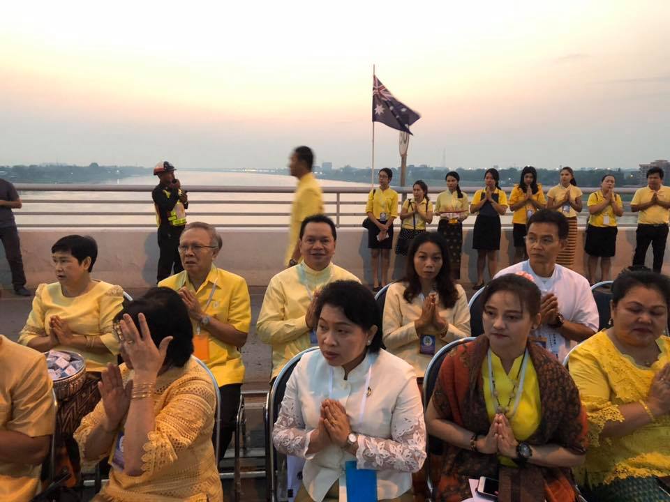 พจ.หนองคาย ร่วมกิจกรรมตักบาตรสองแผ่นดิน ในงานฉลองวันครบรอบ 25 ปี สะพานมิตรภาพไทย – ลาว แห่งที่ 1