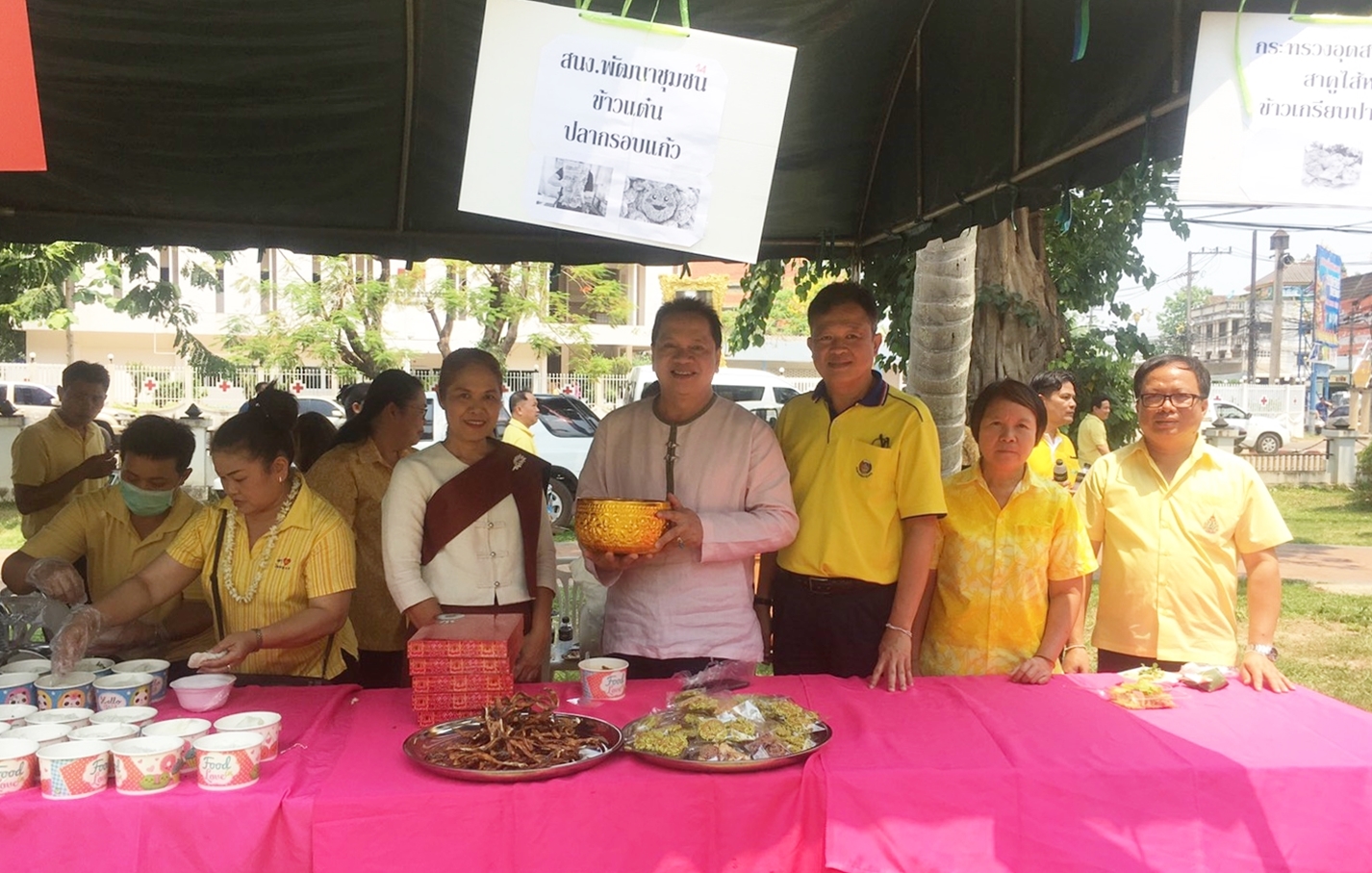 พจ.หนองคาย นำทีมงานรดน้ำขอพรผู้ว่าราชการจังหวัดหนองคาย เนื่องในโอกาสวันสงกรานต์ ประจำปี 2562