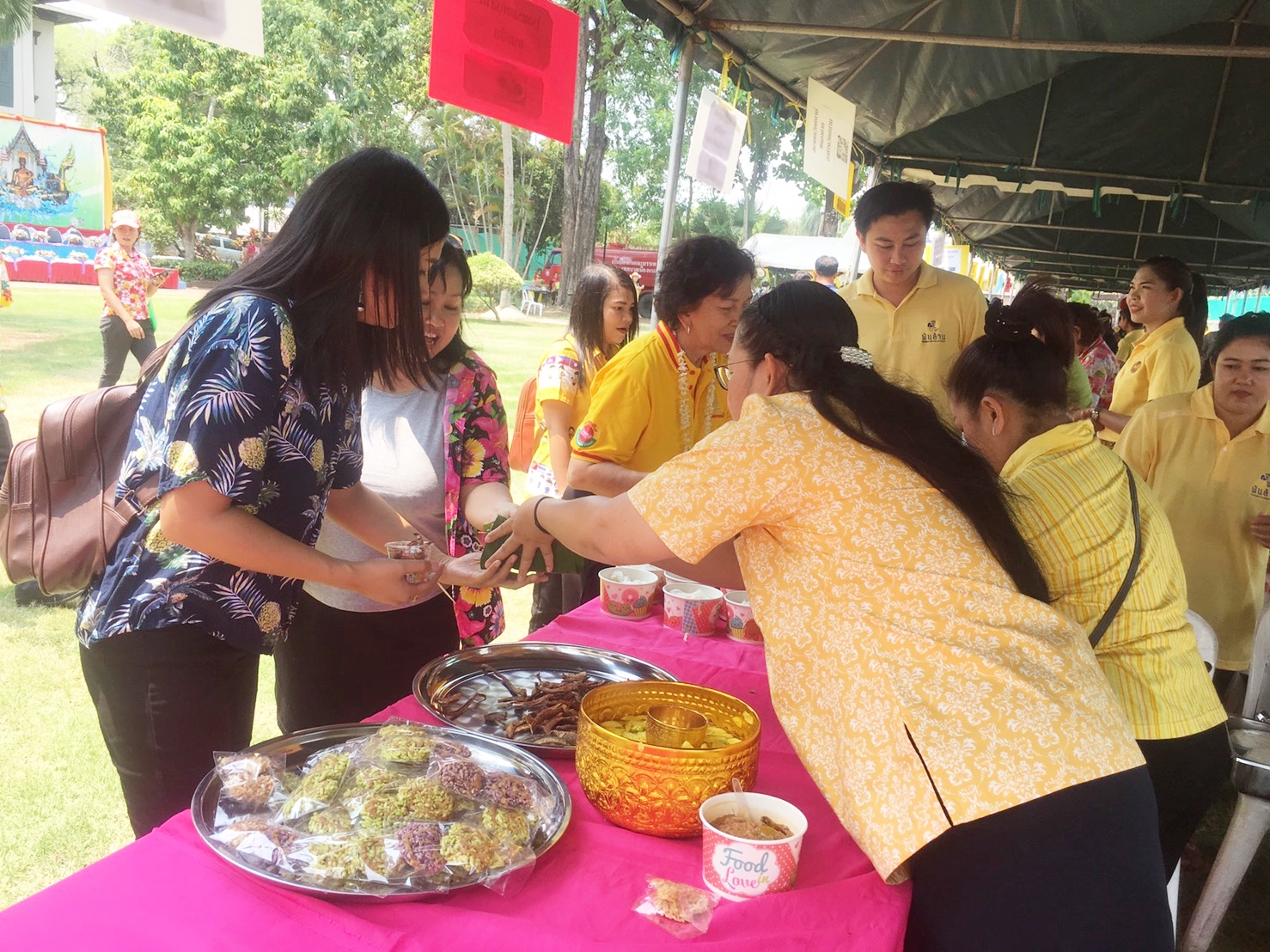 พจ.หนองคาย นำทีมงานรดน้ำขอพรผู้ว่าราชการจังหวัดหนองคาย เนื่องในโอกาสวันสงกรานต์ ประจำปี 2562