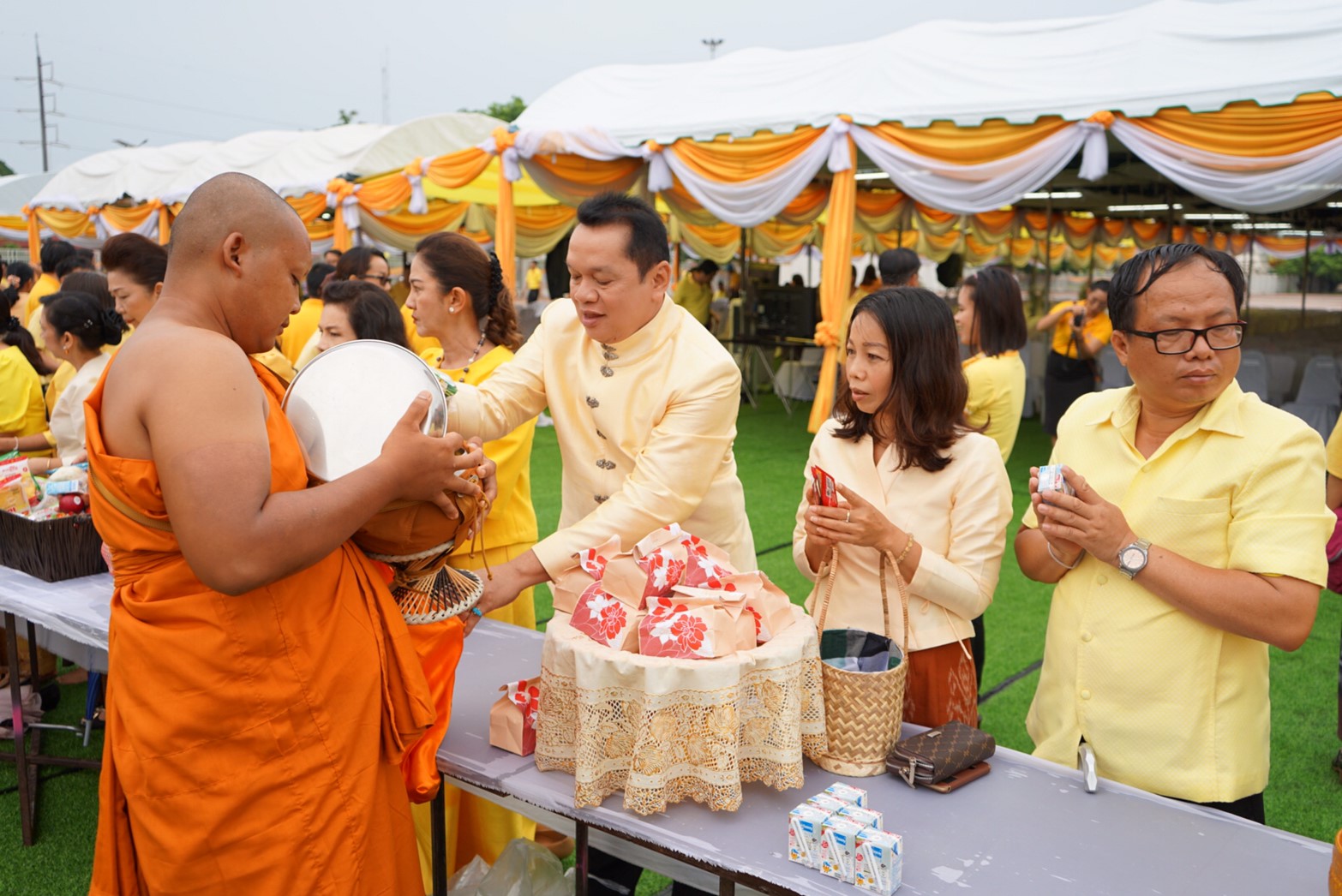 พช.หนองคาย ร่วมพิธีเปิดกรวยถวายราชสักการะหน้าพระฉายาลักษณ์สมเด็จพระเจ้าอยู่หัว พิธีเจริญพระพุทธมนต์ และทำบุญตักบาตร และรับชมการถ่ายทอดสดจากสถานีโทรทัศน์รวมการเฉพาะกิจแห่งประเทศไทย เนื่องในงานพระราชพิธีบรมราชาภิเษก ปีพุทธศักราช 2562