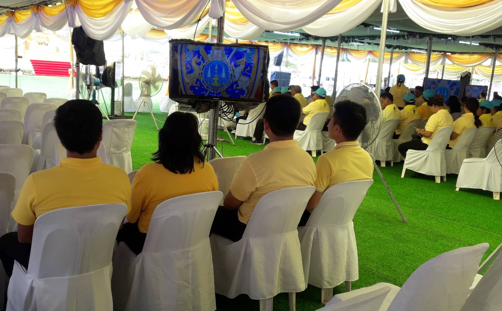 พช.หนองคาย ร่วมพิธีเปิดกรวยถวายราชสักการะหน้าพระฉายาลักษณ์สมเด็จพระเจ้าอยู่หัว พิธีเจริญพระพุทธมนต์ และทำบุญตักบาตร และรับชมการถ่ายทอดสดจากสถานีโทรทัศน์รวมการเฉพาะกิจแห่งประเทศไทย เนื่องในงานพระราชพิธีบรมราชาภิเษก ปีพุทธศักราช 2562