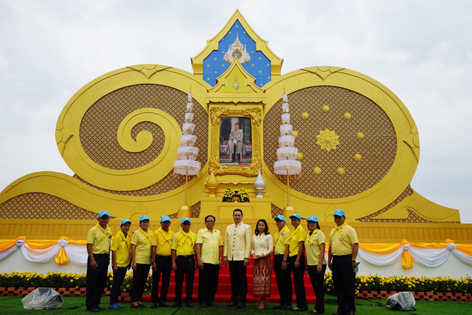 พช.หนองคาย ร่วมพิธีเปิดกรวยถวายราชสักการะหน้าพระฉายาลักษณ์สมเด็จพระเจ้าอยู่หัว พิธีเจริญพระพุทธมนต์ และทำบุญตักบาตร และรับชมการถ่ายทอดสดจากสถานีโทรทัศน์รวมการเฉพาะกิจแห่งประเทศไทย เนื่องในงานพระราชพิธีบรมราชาภิเษก ปีพุทธศักราช 2562