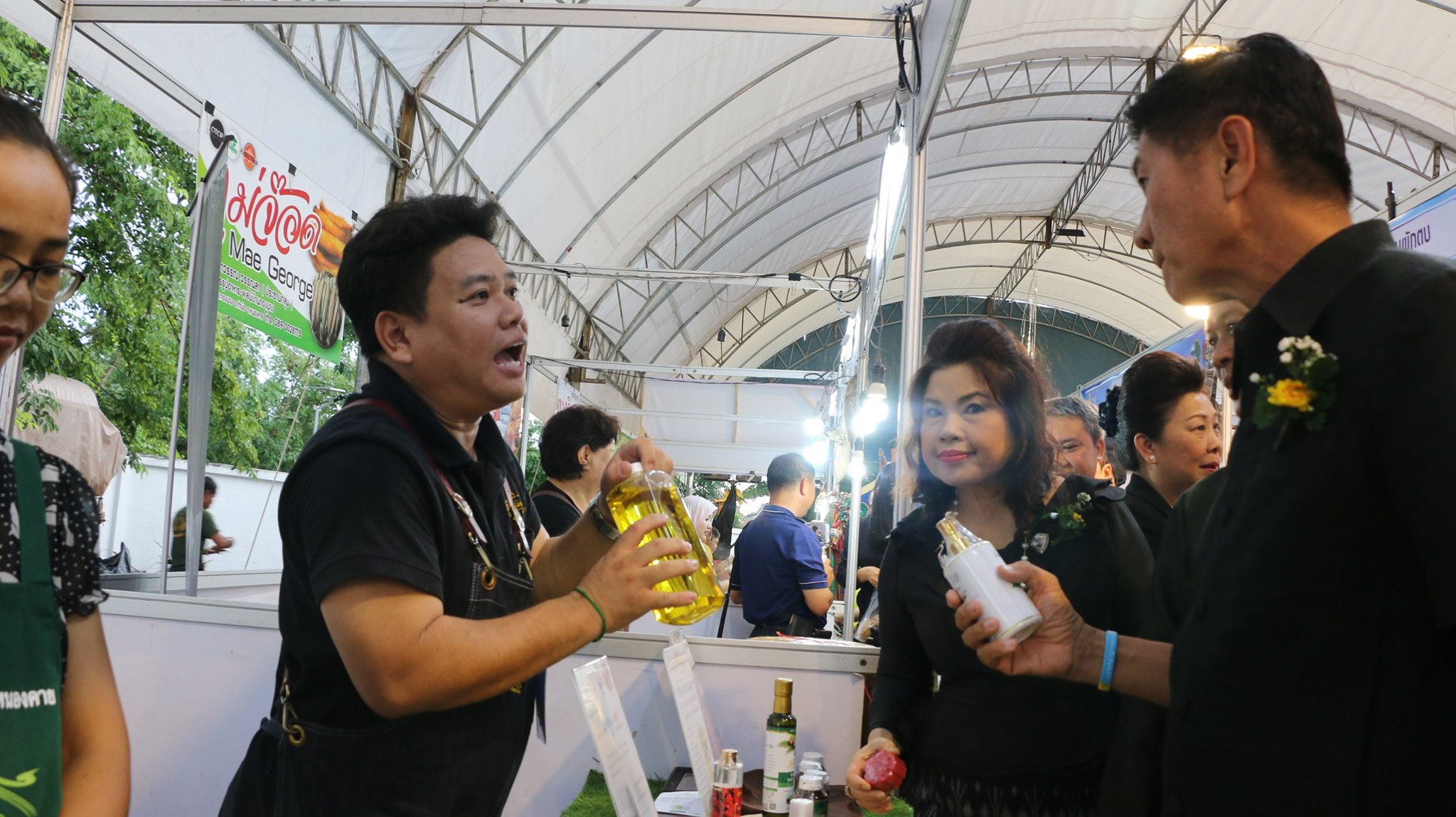 จังหวัดหนองคาย โดยสำนักงานพัฒนาชุมชนจังหวัดหนองคาย จัดงานแสดงและจำหน่ายผลิตภัณฑ์OTOP สานสัมพันธ์สองแผ่นดินหนองคาย-เวียงจันทน์