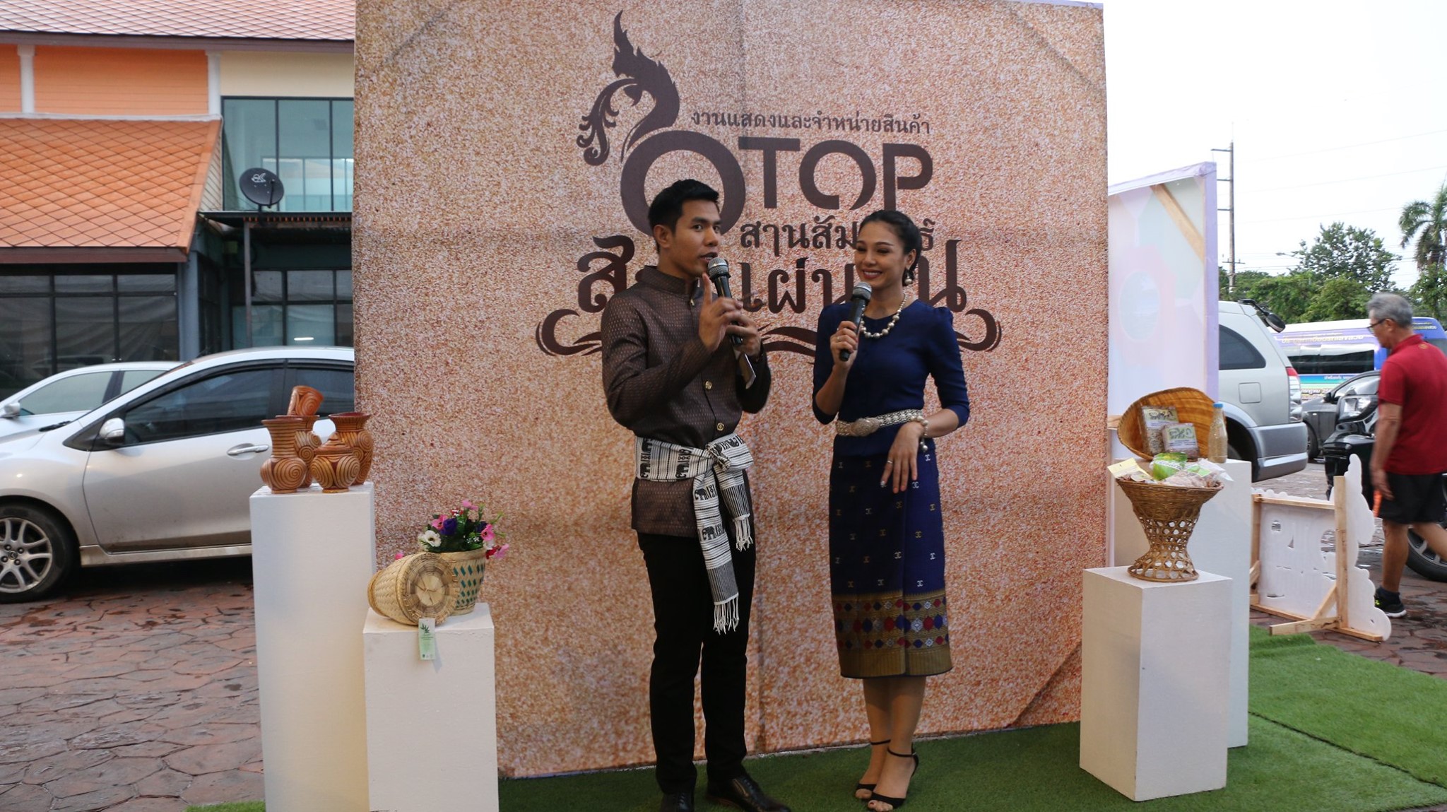 จังหวัดหนองคาย โดยสำนักงานพัฒนาชุมชนจังหวัดหนองคาย จัดงานแสดงและจำหน่ายผลิตภัณฑ์OTOP สานสัมพันธ์สองแผ่นดินหนองคาย-เวียงจันทน์