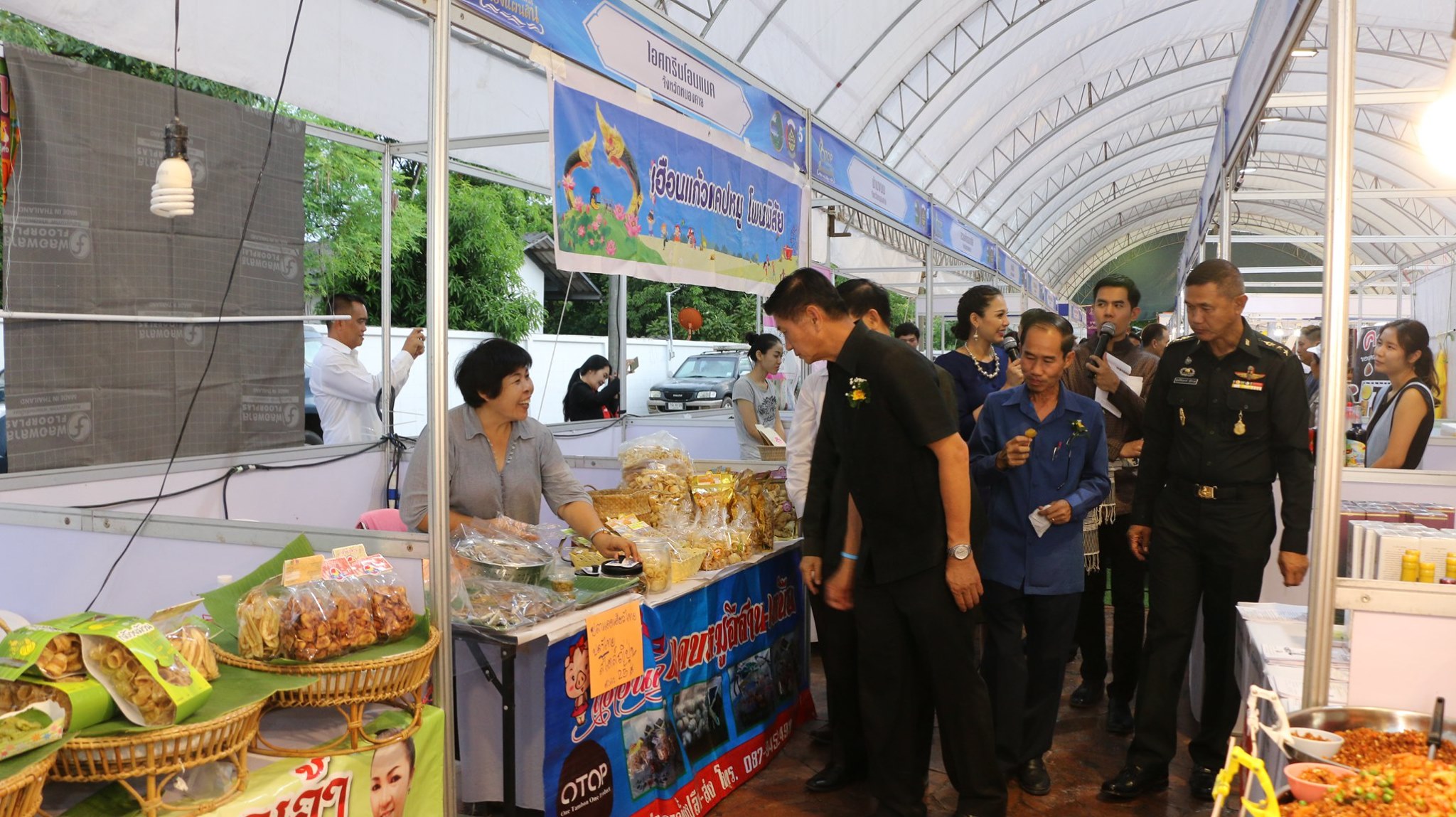 จังหวัดหนองคาย โดยสำนักงานพัฒนาชุมชนจังหวัดหนองคาย จัดงานแสดงและจำหน่ายผลิตภัณฑ์OTOP สานสัมพันธ์สองแผ่นดินหนองคาย-เวียงจันทน์