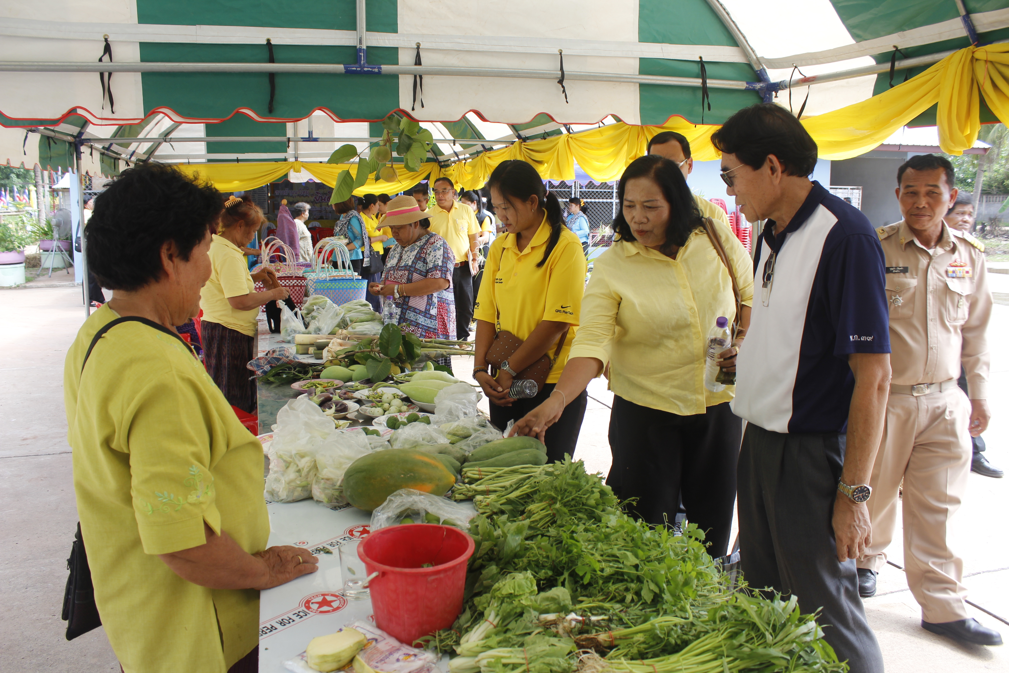 คณะกรรมการคัดสรรกิจกรรมพัฒนาชุมชนดีเด่น ระดับจังหวัด จังหวัดหนองคาย ลงพื้นที่คัดสรรหมู่บ้านเศรษฐกิจพอเพียง “อยู่เย็น เป็นสุข” ณ บ้านนาไหม หมู่ที่ 12 ตำบลสระใคร อำเภอสระใคร