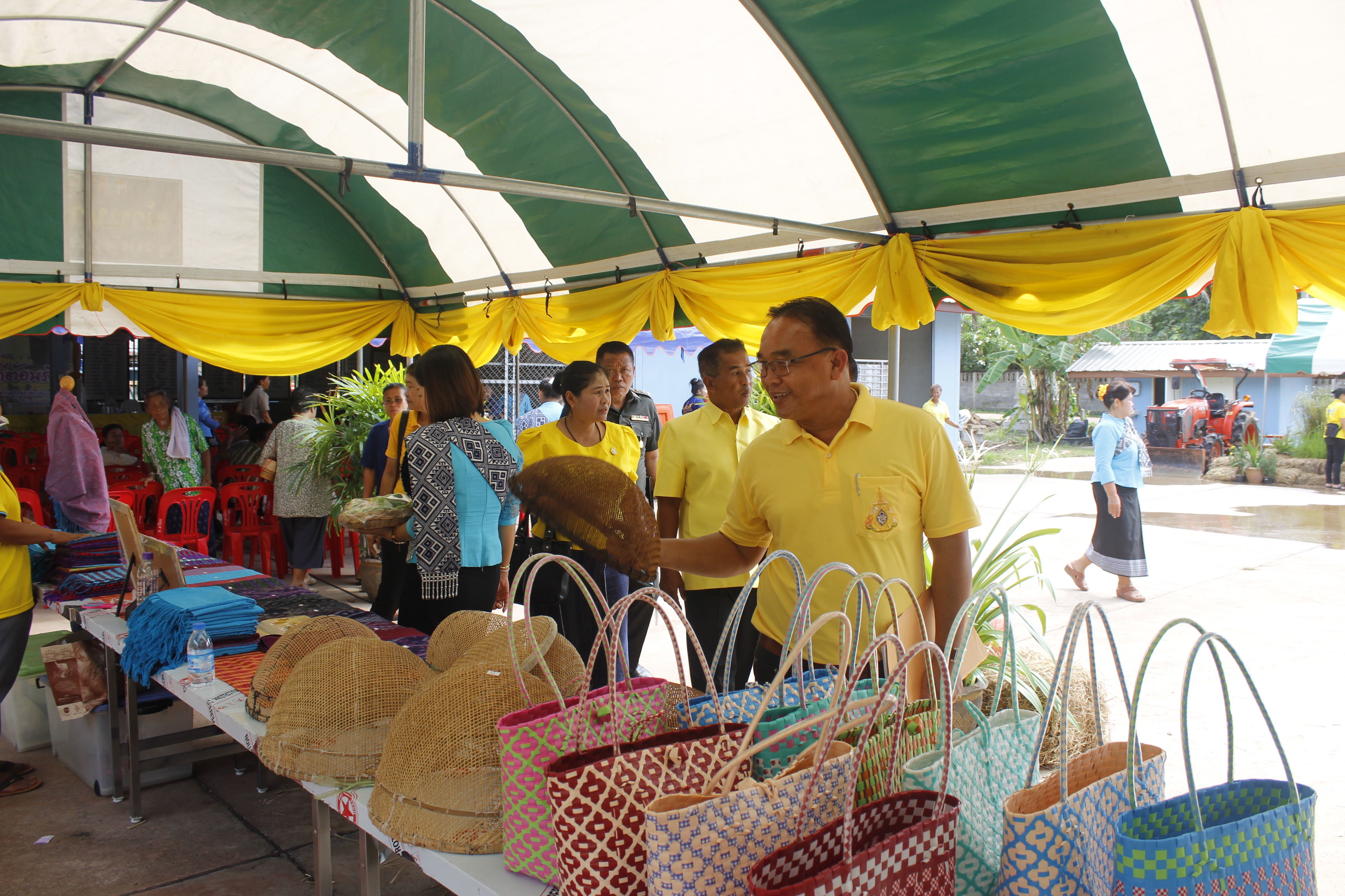 คณะกรรมการคัดสรรกิจกรรมพัฒนาชุมชนดีเด่น ระดับจังหวัด จังหวัดหนองคาย ลงพื้นที่คัดสรรหมู่บ้านเศรษฐกิจพอเพียง “อยู่เย็น เป็นสุข” ณ บ้านนาไหม หมู่ที่ 12 ตำบลสระใคร อำเภอสระใคร