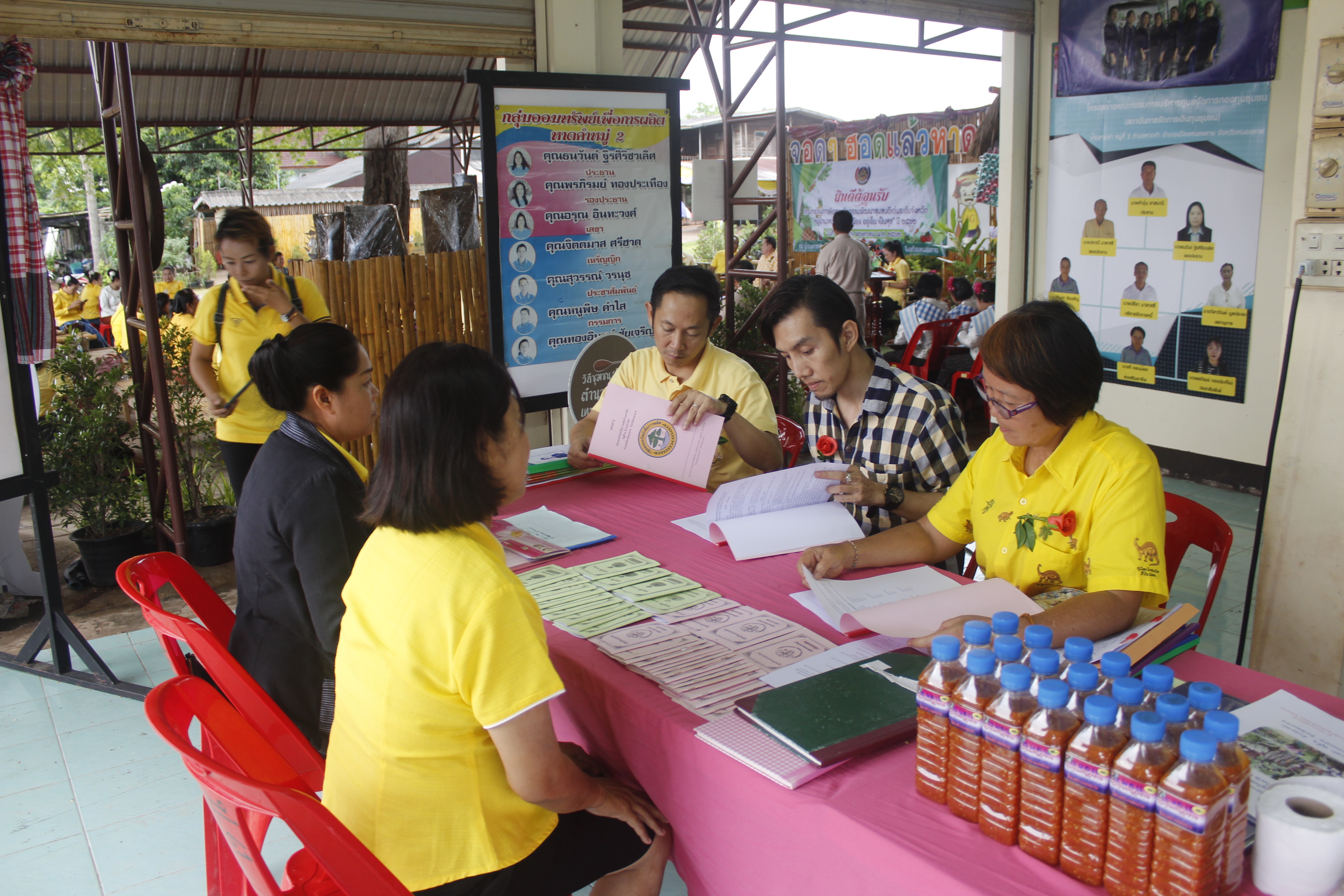 คณะกรรมการคัดสรรกิจกรรมพัฒนาชุมชนดีเด่น ระดับจังหวัด จังหวัดหนองคาย ลงพื้นที่คัดสรรหมู่บ้านเศรษฐกิจพอเพียง “อยู่เย็น เป็นสุข” ณ บ้านหาดคำ หมู่ที่ 2 ตำบลหาดคำ อำเภอเมืองหนองคาย