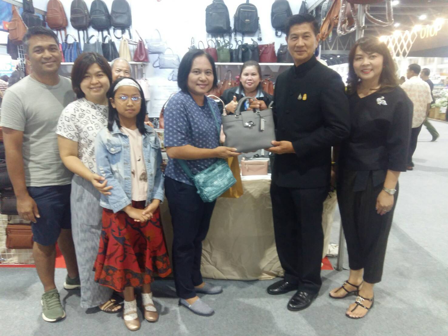 ผู้ว่าฯหนองคาย ร่วมพิธีเปิดงาน “OTOP Midyear 2019 : OTOP Signature รักษาเอกลักษณ์ สร้างสรรค์นวัตกรรม” ในรูปแบบวิถีไทย วิถีถิ่น วิถีกิน สี่ภาค