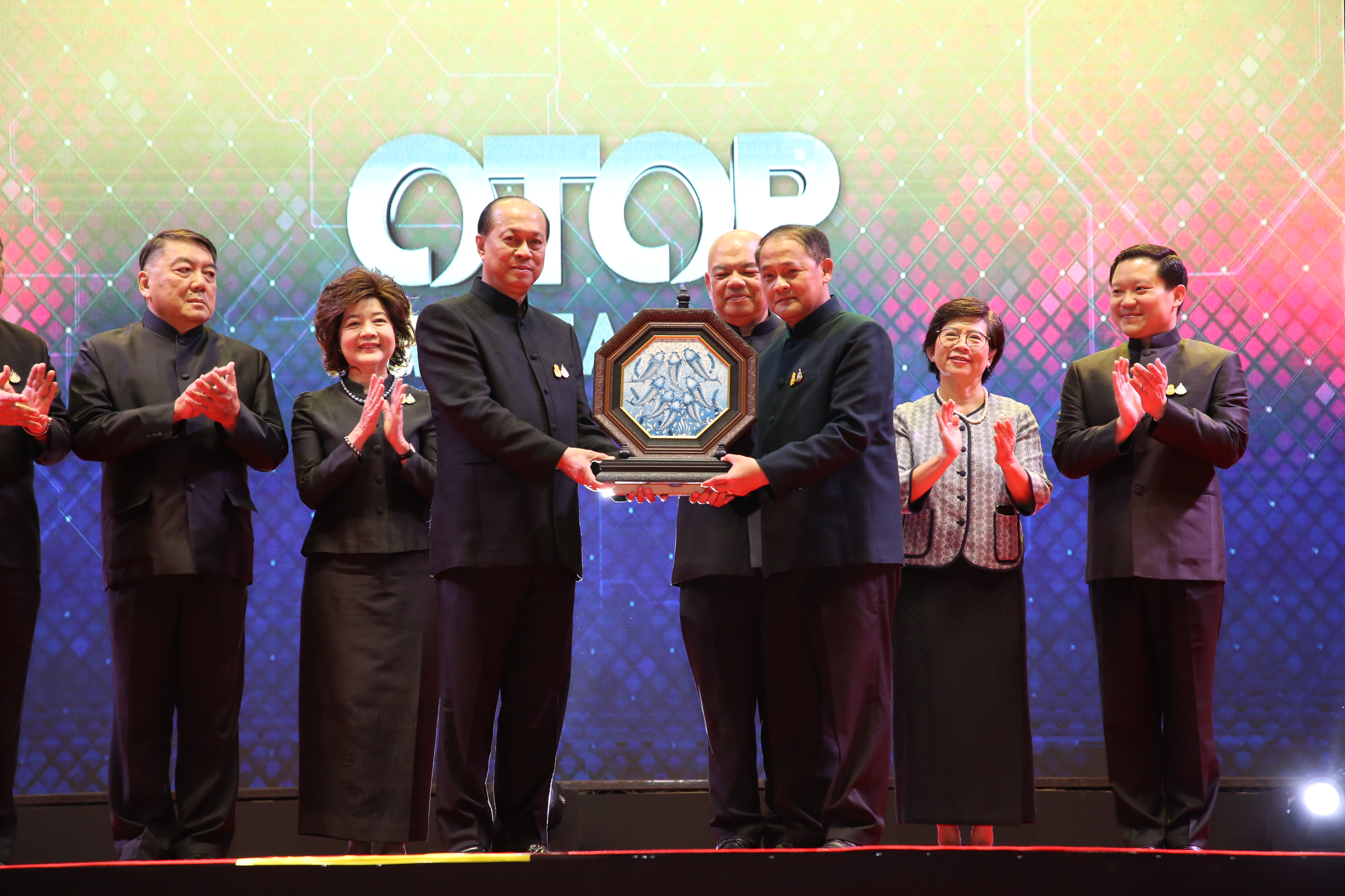 ผู้ว่าฯหนองคาย ร่วมพิธีเปิดงาน “OTOP Midyear 2019 : OTOP Signature รักษาเอกลักษณ์ สร้างสรรค์นวัตกรรม” ในรูปแบบวิถีไทย วิถีถิ่น วิถีกิน สี่ภาค