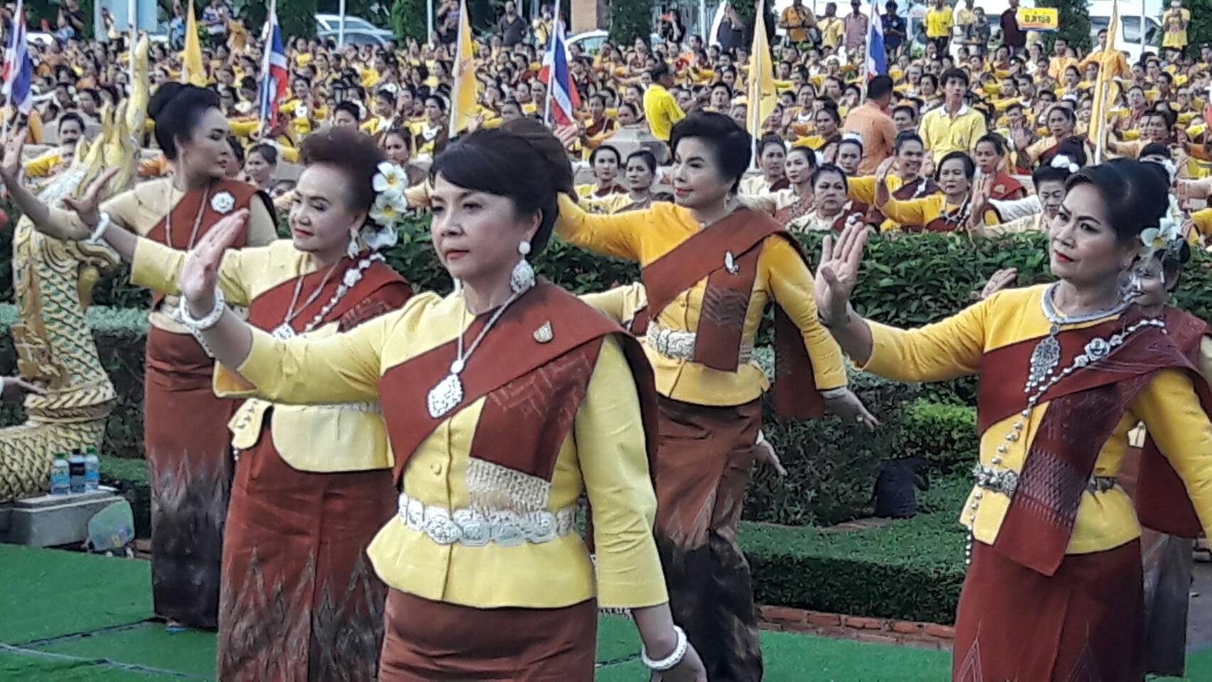 หนองคาย…”รำบรมราชาภิเษกมหากษัตรา บูชาศาลหลักเมืองจังหวัดหนองคาย”