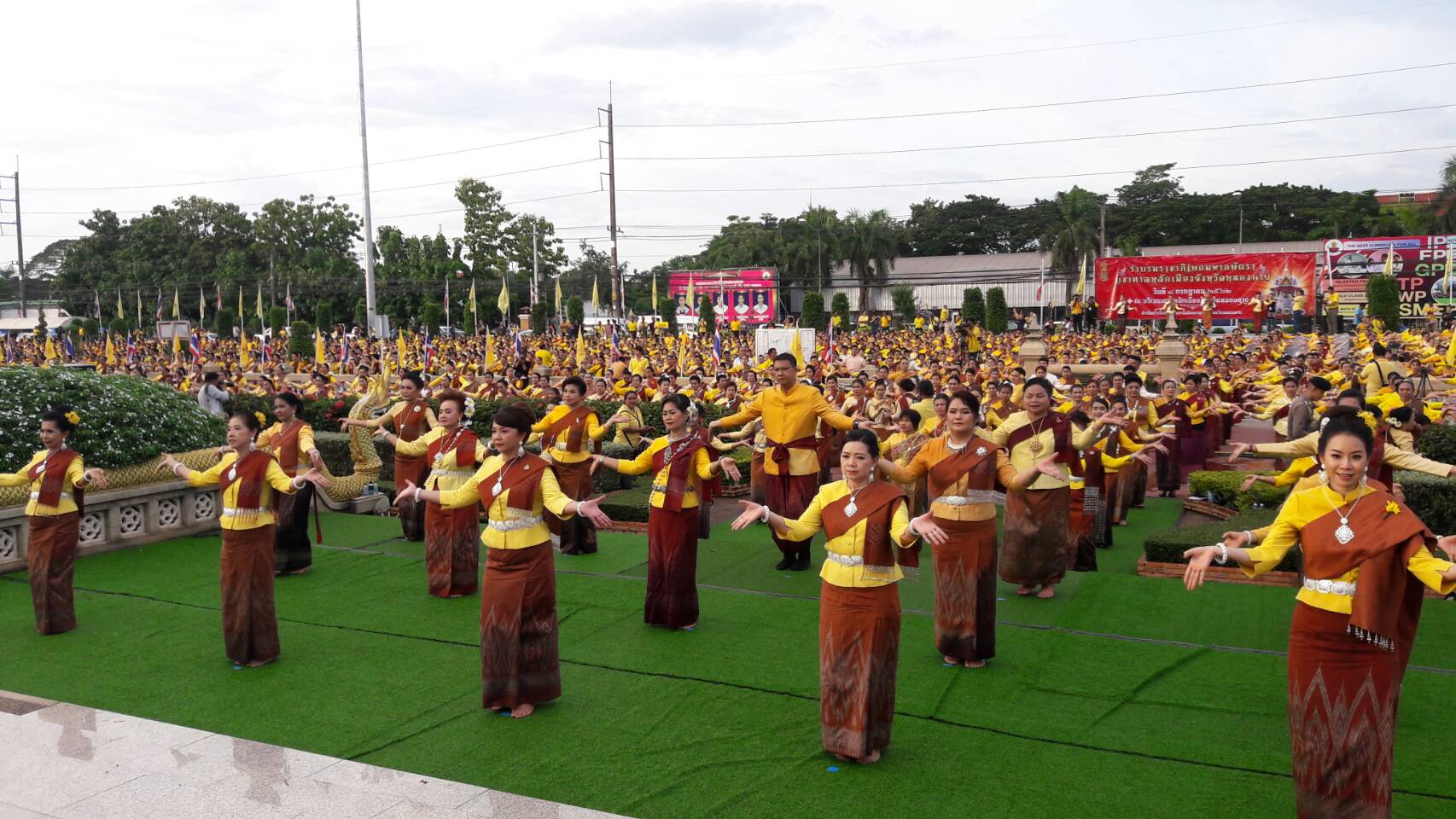 หนองคาย…”รำบรมราชาภิเษกมหากษัตรา บูชาศาลหลักเมืองจังหวัดหนองคาย”