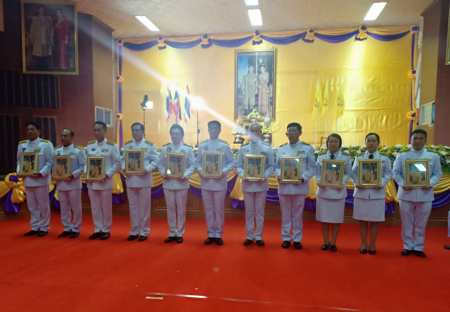 รกท.พจ.หนองคาย ร่วมพิธีรับพระราชทานพระบรมฉายาลักษณ์พระบาทสมเด็จพระเจ้าอยู่หัว และสมเด็จพระนางเจ้าฯ พระบรมราชินี เนื่องในโอกาสมหามงคลพระราชพิธีบรมราชาภิเษก พุทธศักราช 2562