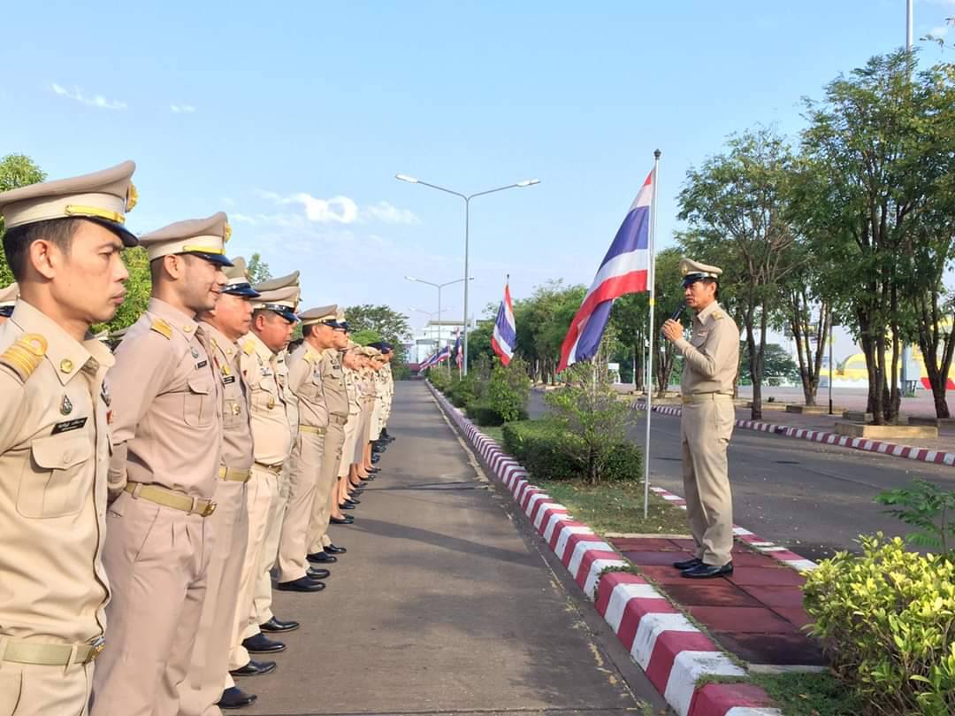 พช.หนองคาย ร่วมเข้าแถวเคารพธงชาติไทย ไหว้พระสวดมนต์ กล่าวคำปฏิญาณ และทบทวนค่านิยมของจังหวัด เพื่อแสดงออกถึงความจงรักภักดีต่อสถาบันหลักของชาติและความสามัคคี