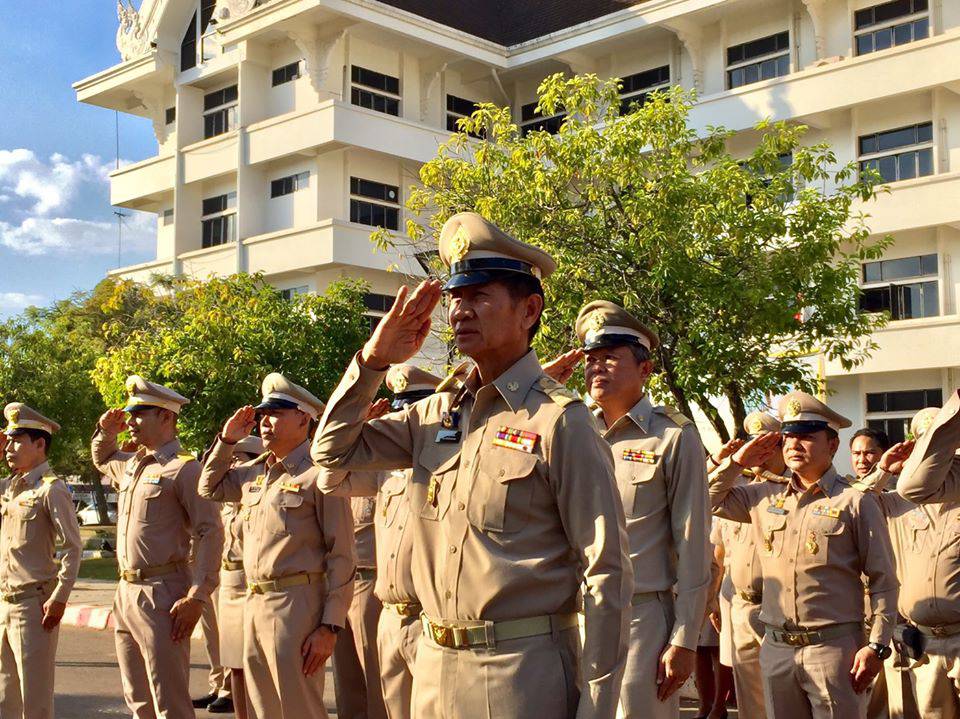 พช.หนองคาย ร่วมเข้าแถวเคารพธงชาติไทย ไหว้พระสวดมนต์ กล่าวคำปฏิญาณ และทบทวนค่านิยมของจังหวัด เพื่อแสดงออกถึงความจงรักภักดีต่อสถาบันหลักของชาติและความสามัคคี